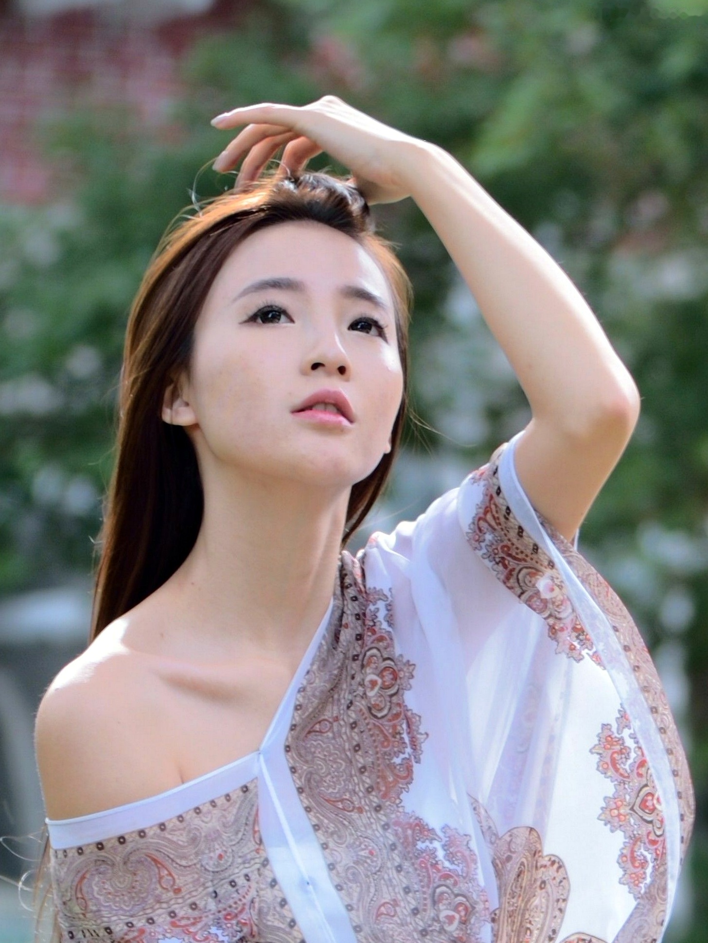 台湾正妹Anber小安柏台大校园户外写真，清纯高挑模特展现优雅御姐气质，黑白开叉长裙秀绝美长腿，唯美清新私房摄影作品