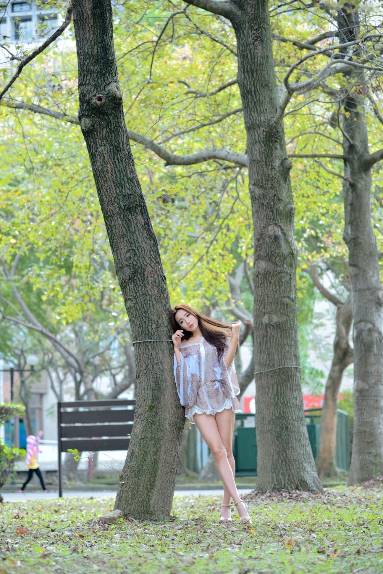 台湾正妹Anber小安柏台大校园户外写真，清纯高挑模特展现优雅御姐气质，黑白开叉长裙秀绝美长腿，唯美清新私房摄影作品