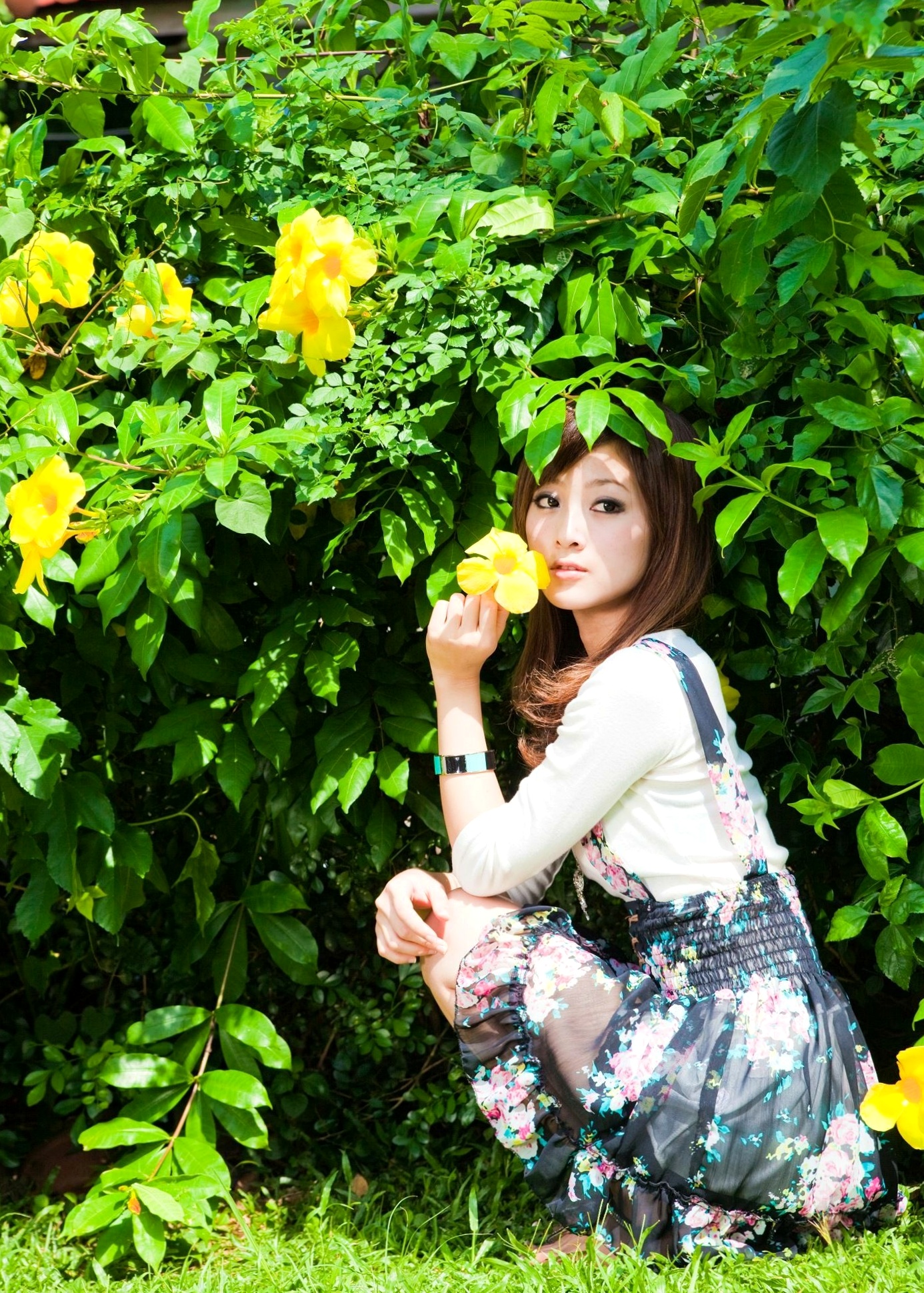 Gallery - 台湾正妹_张凯洁/Mikako《中興新村外拍》写真集，清新户外少女风，甜美可人，简约穿搭尽显修长美腿台湾户外清新治愈系美腿 女神私房照_秀色女神 - image 4
