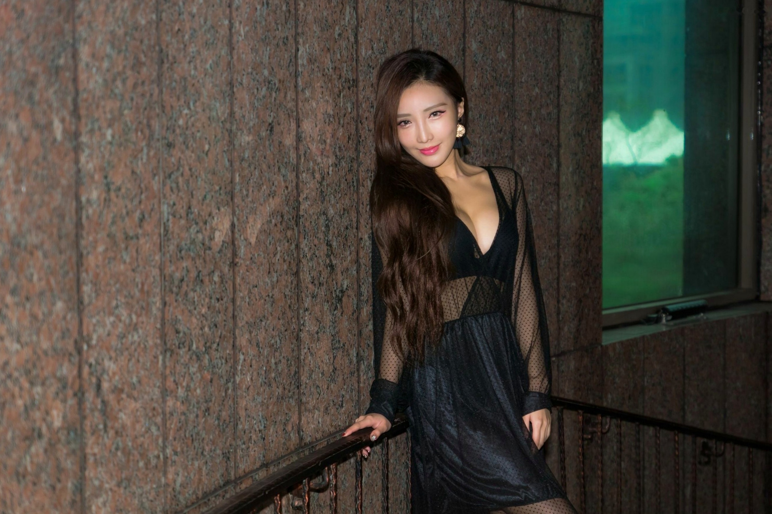 台湾正妹赵芸Syuan城市街拍写真，现代时尚都市风，御姐气质迷人外拍精选