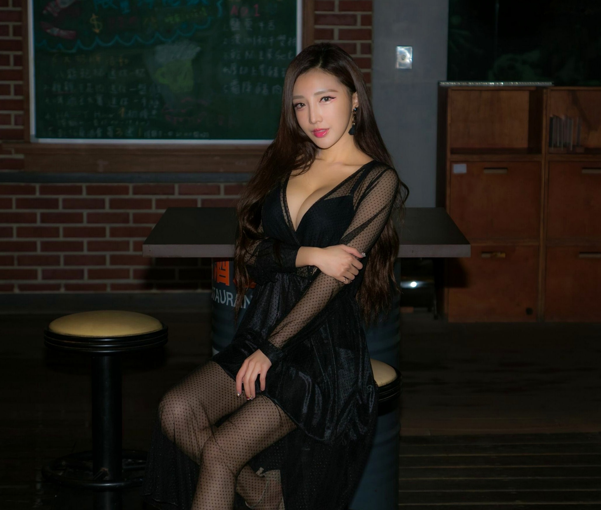 台湾正妹赵芸Syuan城市街拍写真，现代时尚都市风，御姐气质迷人外拍精选