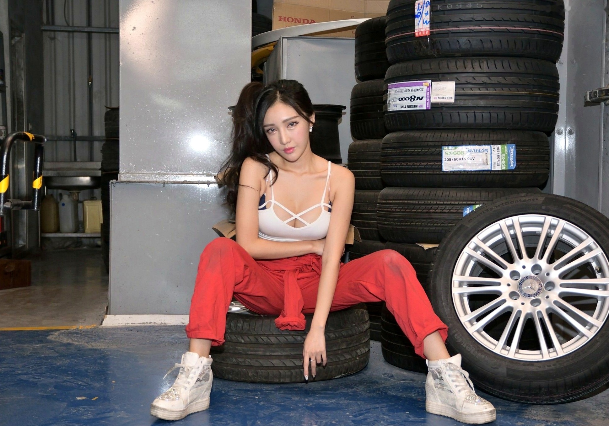 Gallery - 台湾正妹赵芸Syuan《美颜的汽车修理工》写真集，维修工厂风格诱惑私房照台湾性感诱惑私房照女神 女神私房照_秀色女神 - image 33