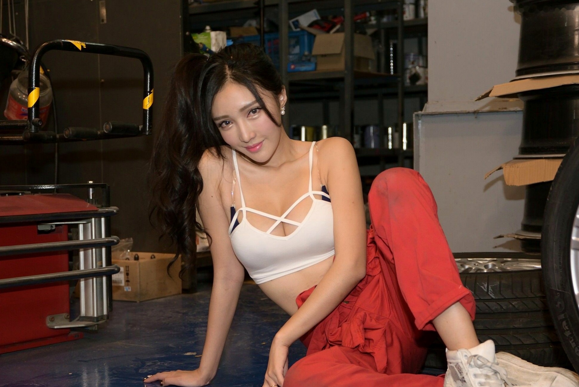 Gallery - 台湾正妹赵芸Syuan《美颜的汽车修理工》写真集，维修工厂风格诱惑私房照台湾性感诱惑私房照女神 女神私房照_秀色女神 - image 39