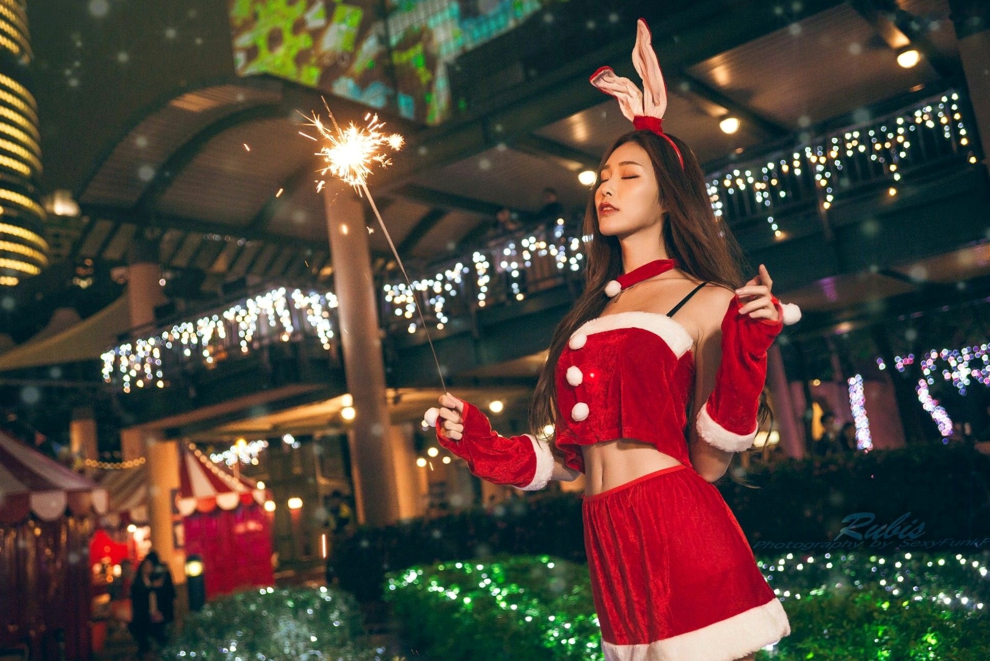 Gallery - 台湾正妹黄上晏Rubis新北耶诞城夜拍，火红圣诞兔女郎性感写真，绚烂灯海下的绝美长腿视觉盛宴台湾女神户外清纯街拍 女神私房照_秀色女神 - image 4