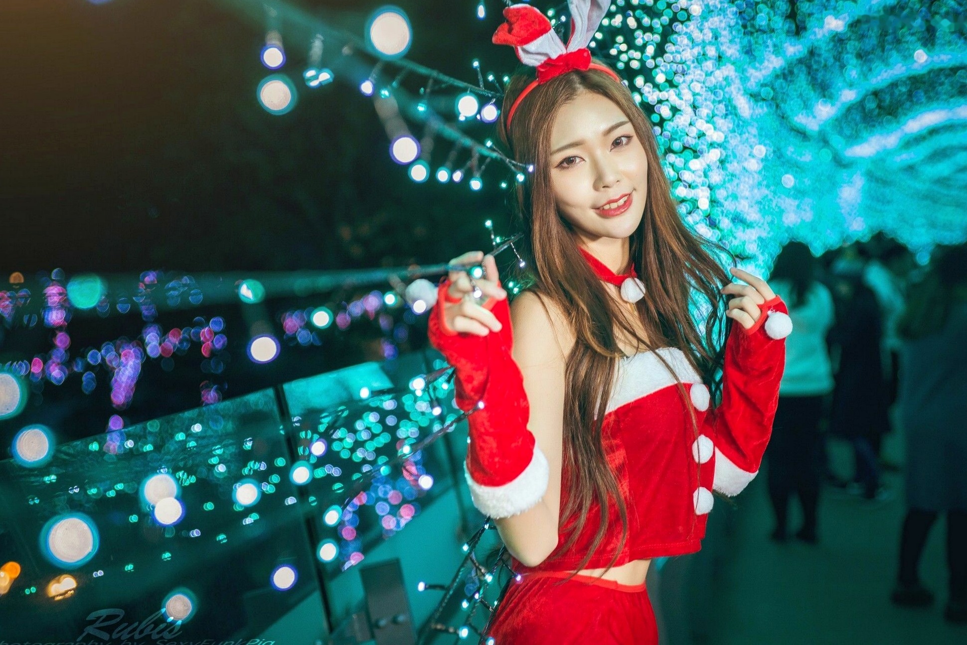 Gallery - 台湾正妹黄上晏Rubis新北耶诞城夜拍，火红圣诞兔女郎性感写真，绚烂灯海下的绝美长腿视觉盛宴台湾女神户外清纯街拍 女神私房照_秀色女神 - image 6