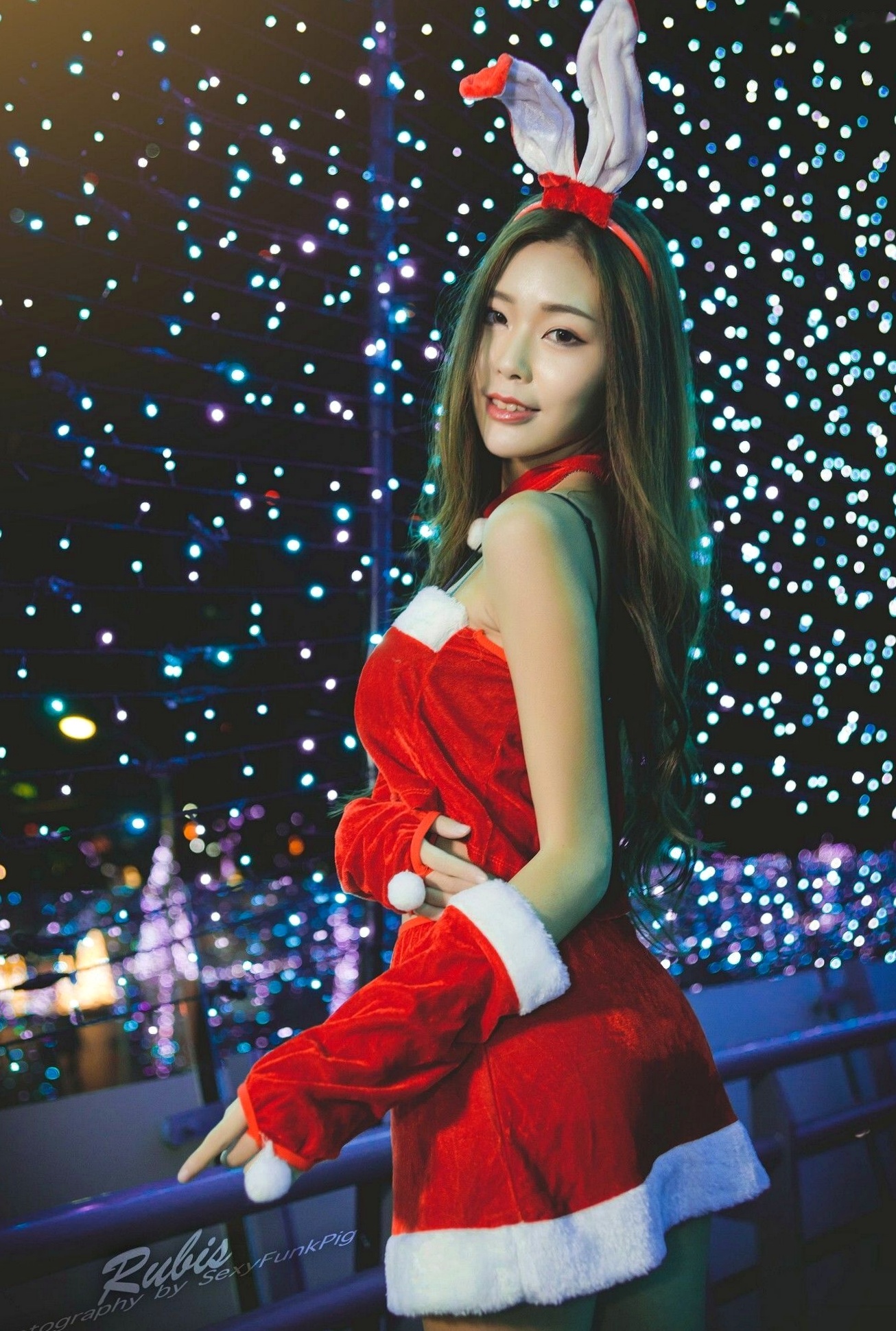 Gallery - 台湾正妹黄上晏Rubis新北耶诞城夜拍，火红圣诞兔女郎性感写真，绚烂灯海下的绝美长腿视觉盛宴台湾女神户外清纯街拍 女神私房照_秀色女神 - image 12