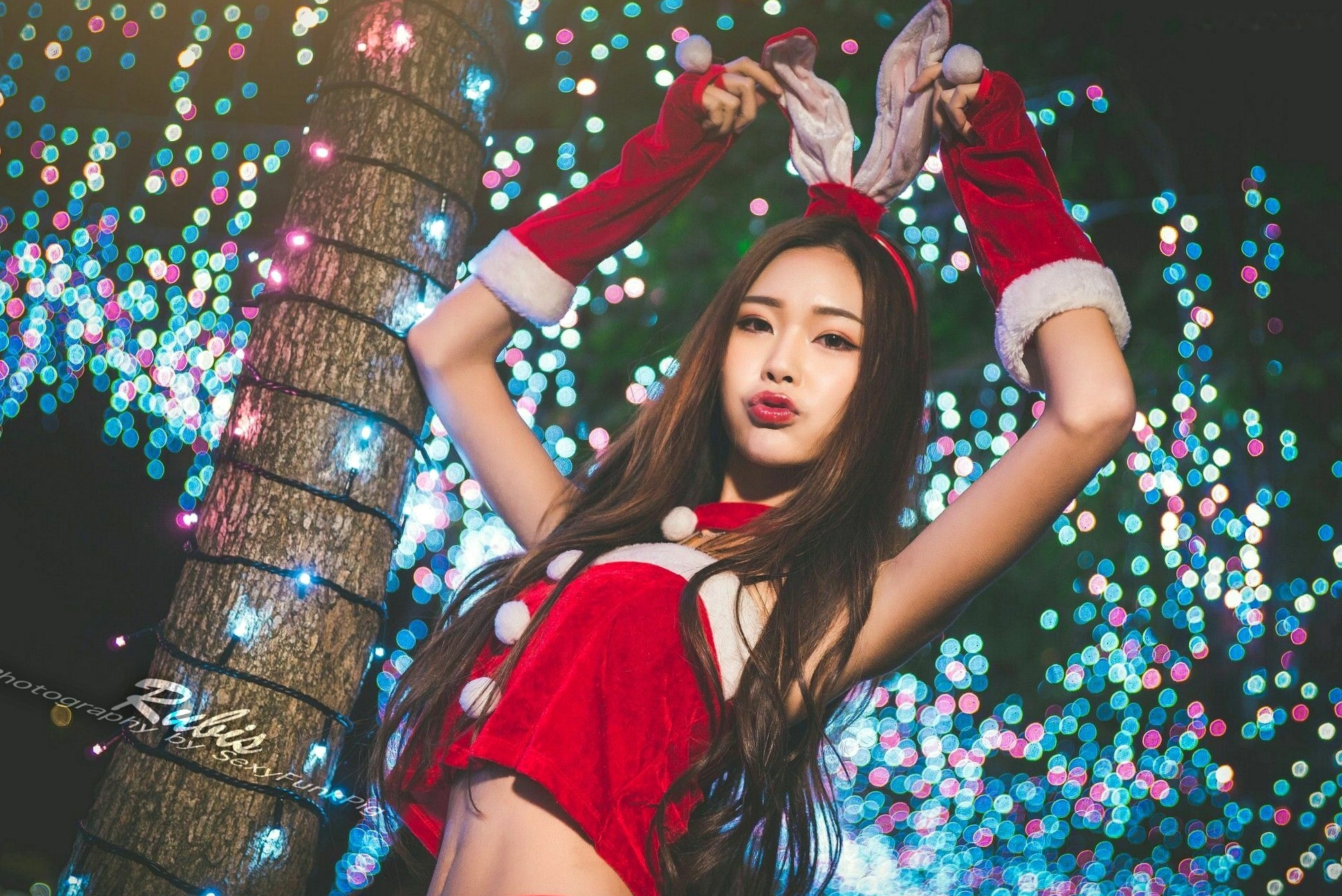 Gallery - 台湾正妹黄上晏Rubis新北耶诞城夜拍，火红圣诞兔女郎性感写真，绚烂灯海下的绝美长腿视觉盛宴台湾女神户外清纯街拍 女神私房照_秀色女神 - image 16