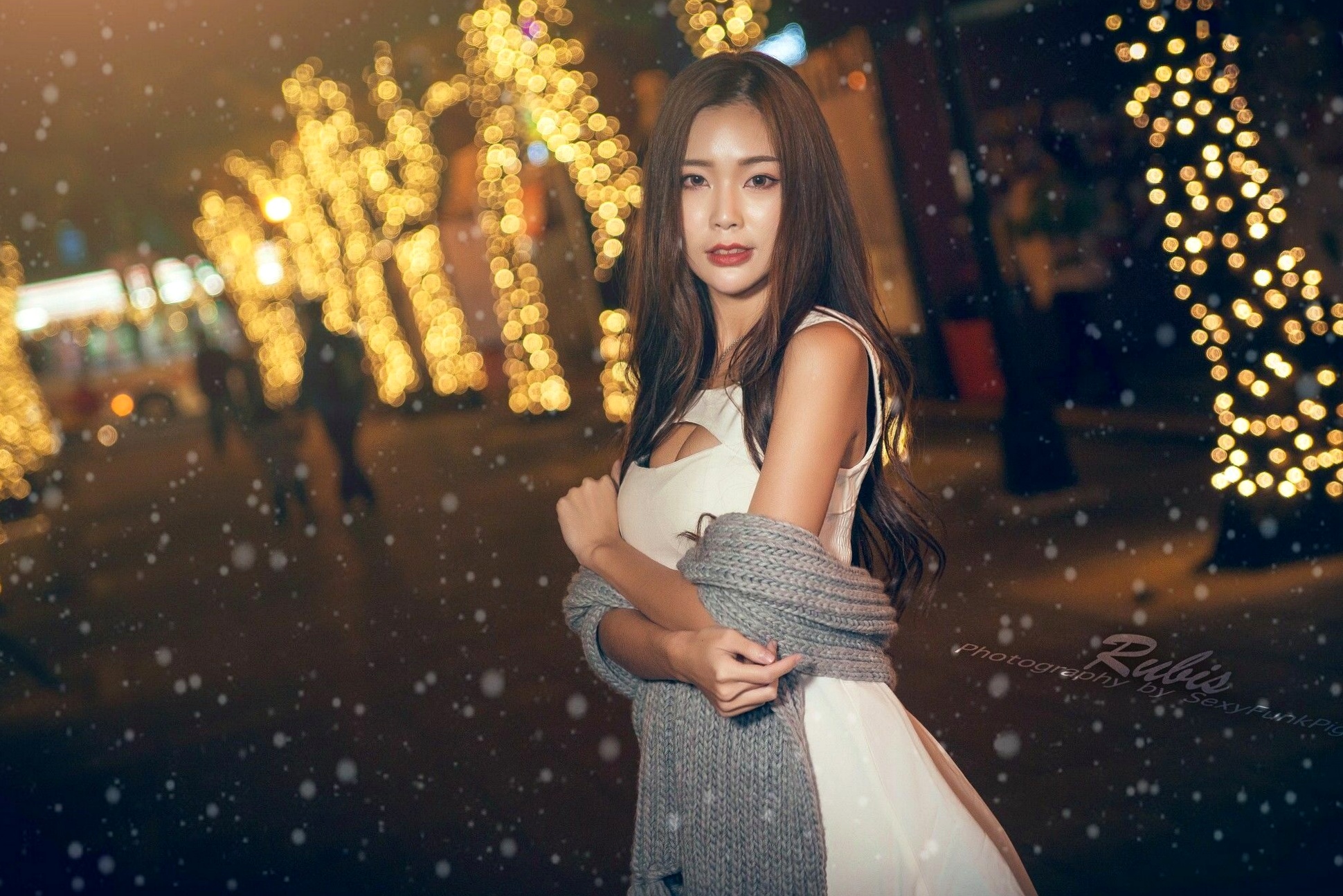 Gallery - 台湾正妹黄上晏Rubis新北耶诞城夜拍，火红圣诞兔女郎性感写真，绚烂灯海下的绝美长腿视觉盛宴台湾女神户外清纯街拍 女神私房照_秀色女神 - image 17