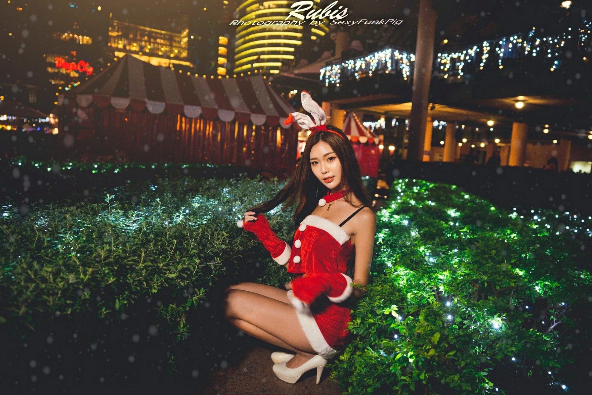 Gallery - 台湾正妹黄上晏Rubis新北耶诞城夜拍，火红圣诞兔女郎性感写真，绚烂灯海下的绝美长腿视觉盛宴台湾女神户外清纯街拍 女神私房照_秀色女神 - image 22