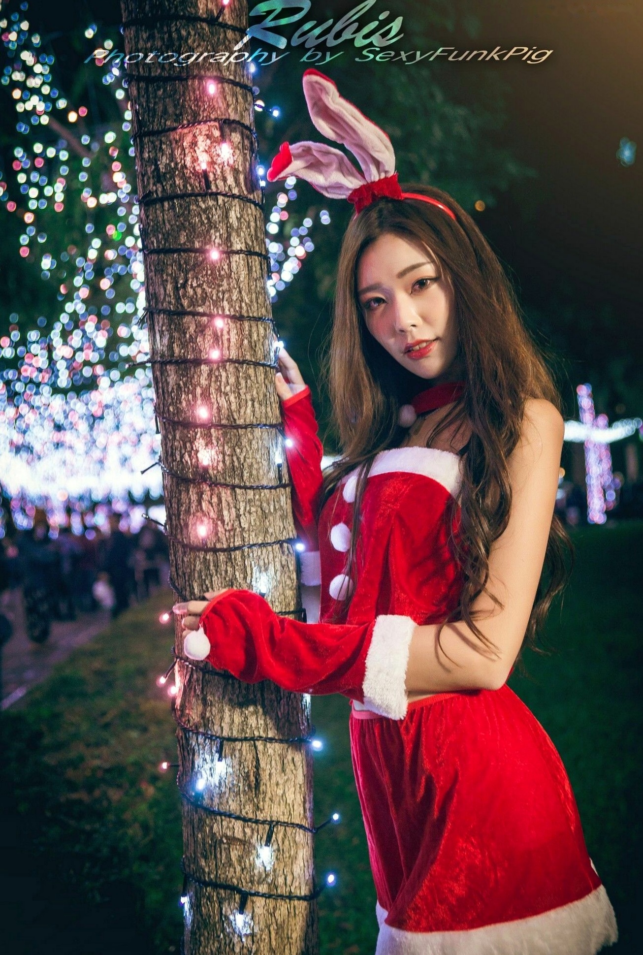Gallery - 台湾正妹黄上晏Rubis新北耶诞城夜拍，火红圣诞兔女郎性感写真，绚烂灯海下的绝美长腿视觉盛宴台湾女神户外清纯街拍 女神私房照_秀色女神 - image 23