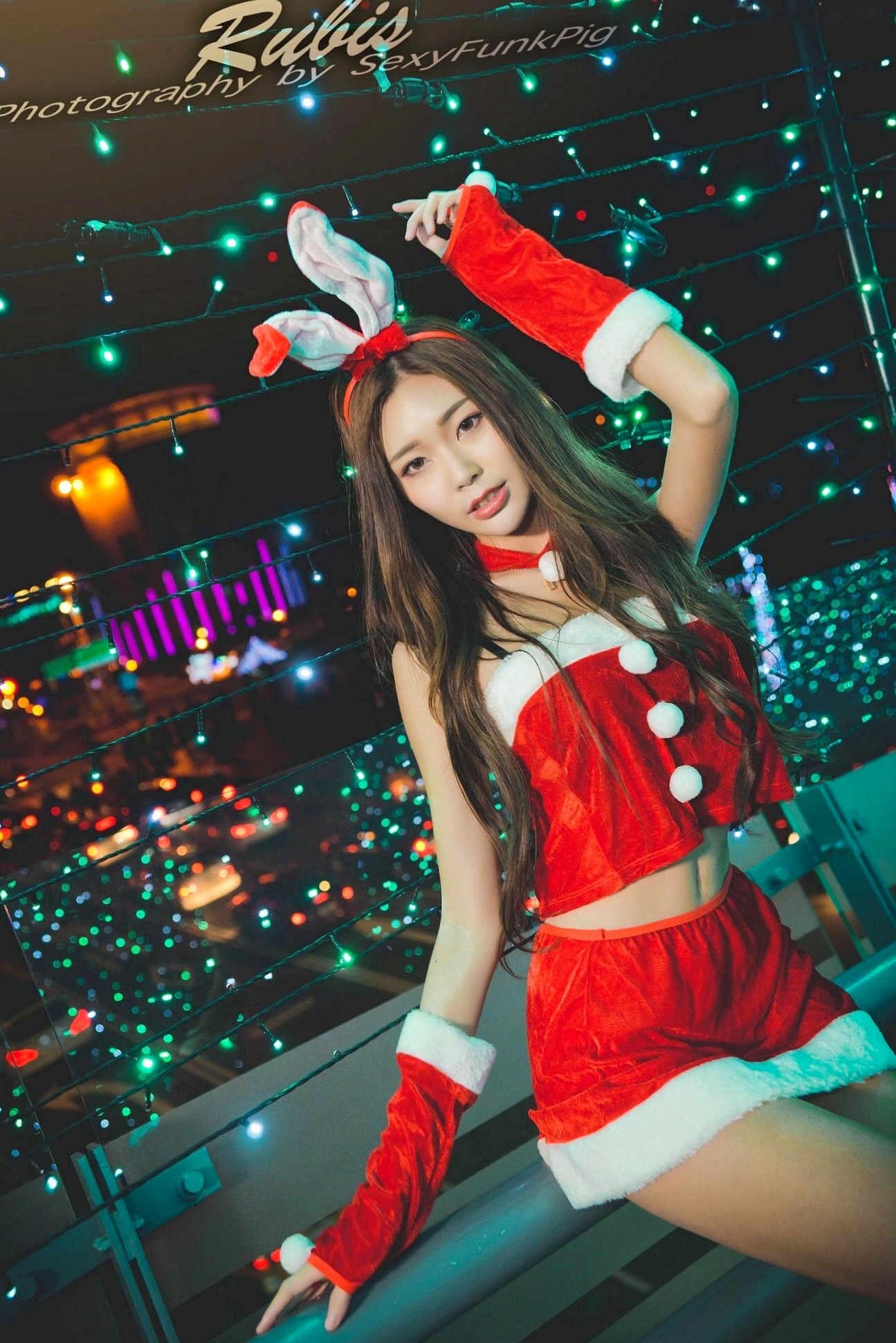 Gallery - 台湾正妹黄上晏Rubis新北耶诞城夜拍，火红圣诞兔女郎性感写真，绚烂灯海下的绝美长腿视觉盛宴台湾女神户外清纯街拍 女神私房照_秀色女神 - image 25