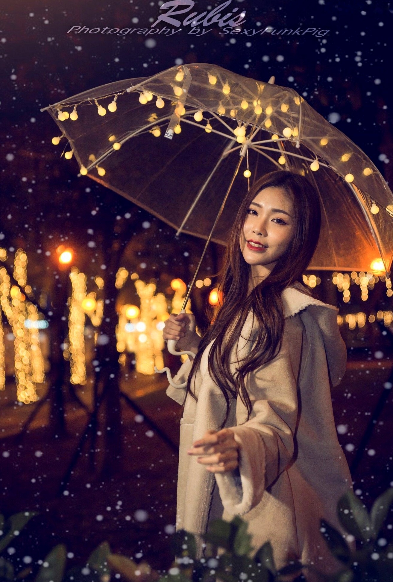Gallery - 台湾正妹黄上晏Rubis新北耶诞城夜拍，火红圣诞兔女郎性感写真，绚烂灯海下的绝美长腿视觉盛宴台湾女神户外清纯街拍 女神私房照_秀色女神 - image 26