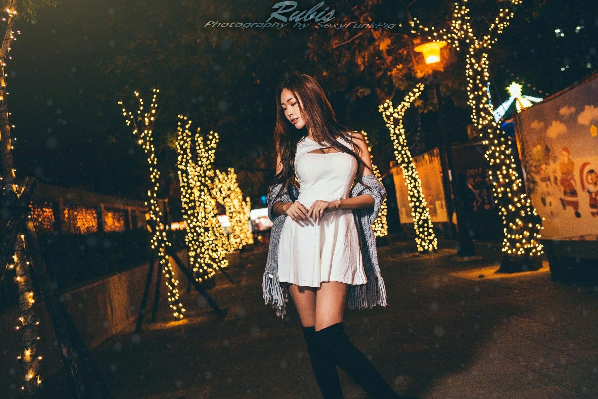 Gallery - 台湾正妹黄上晏Rubis新北耶诞城夜拍，火红圣诞兔女郎性感写真，绚烂灯海下的绝美长腿视觉盛宴台湾女神户外清纯街拍 女神私房照_秀色女神 - image 27