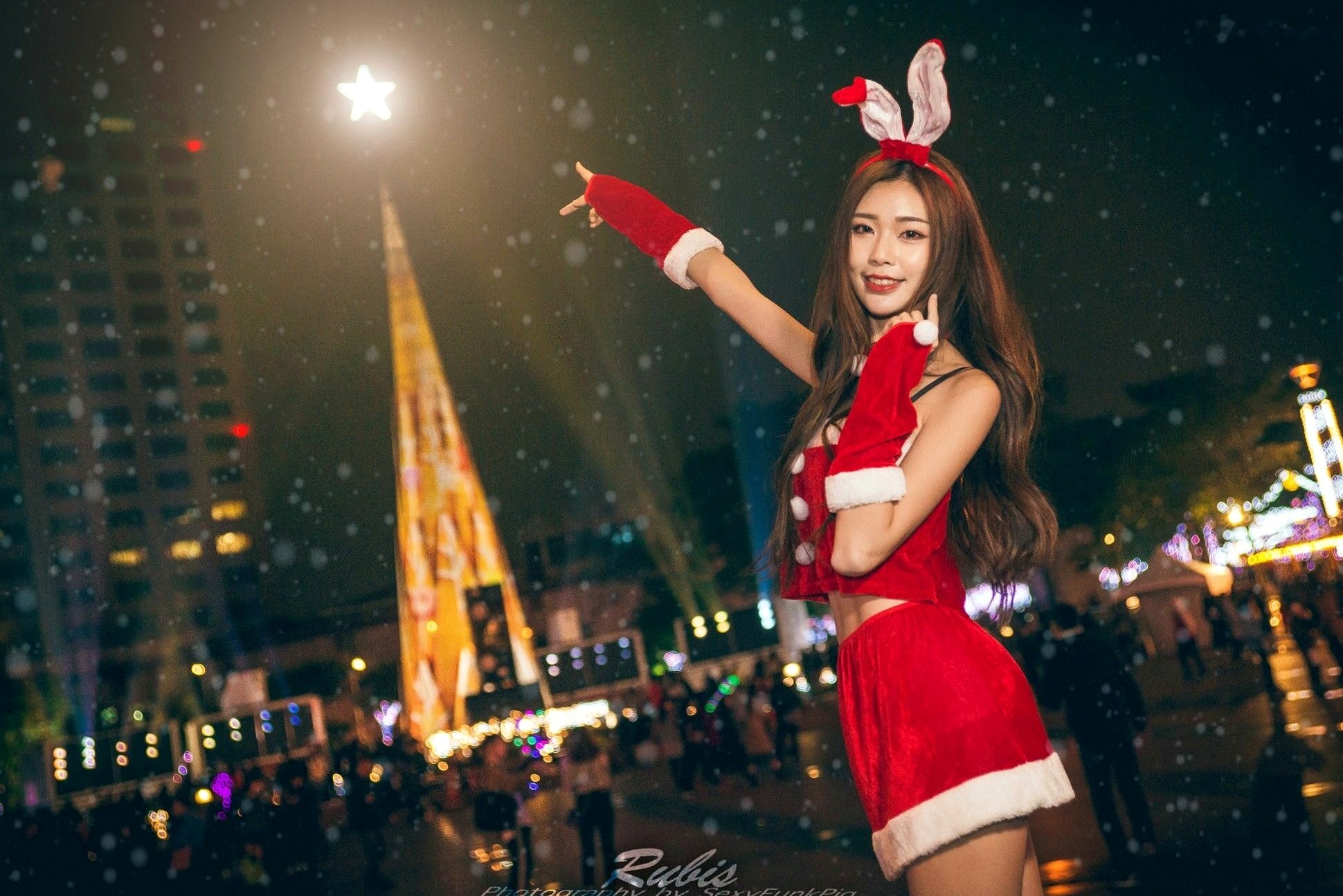 Gallery - 台湾正妹黄上晏Rubis新北耶诞城夜拍，火红圣诞兔女郎性感写真，绚烂灯海下的绝美长腿视觉盛宴台湾女神户外清纯街拍 女神私房照_秀色女神 - image 31