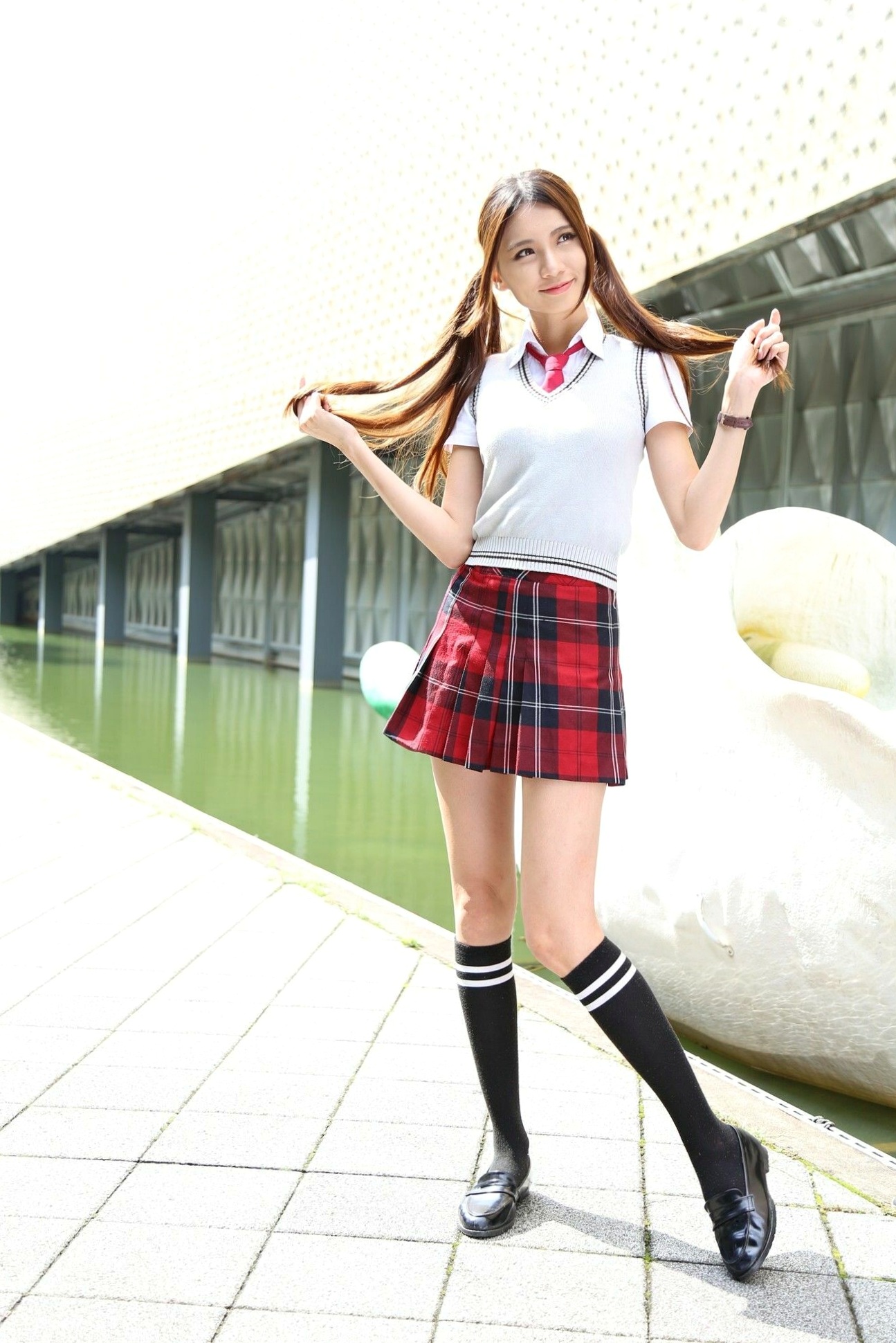 台湾正妹蔡译心Candice校园甜美风写真，红格子制服短裙尽显青春气息与修长美腿