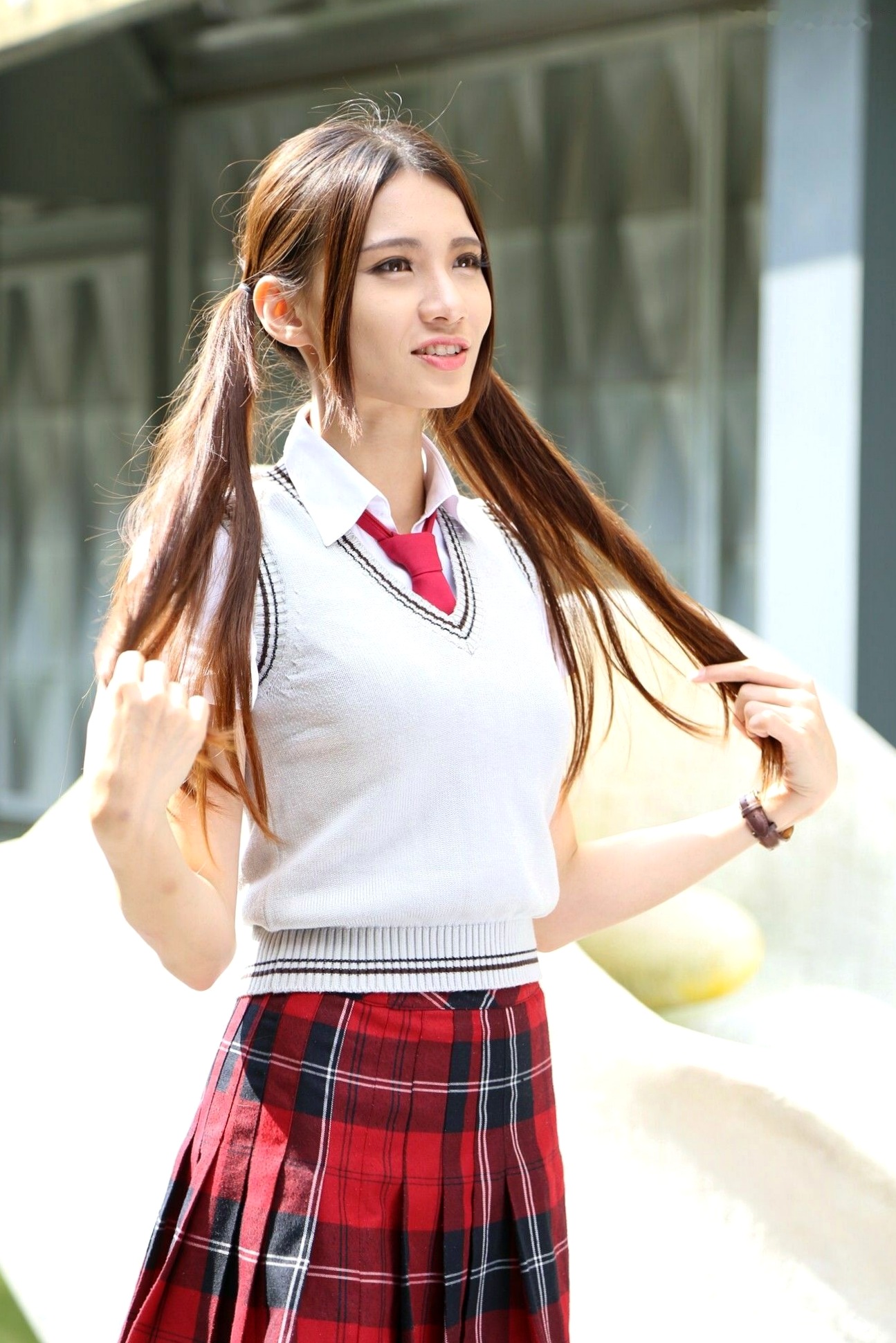 台湾正妹蔡译心Candice校园甜美风写真，红格子制服短裙尽显青春气息与修长美腿
