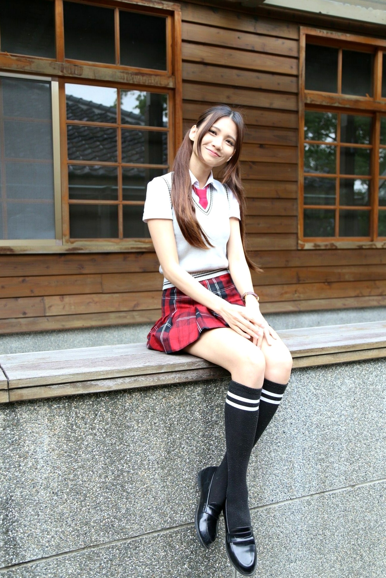 台湾正妹蔡译心Candice校园甜美风写真，红格子制服短裙尽显青春气息与修长美腿