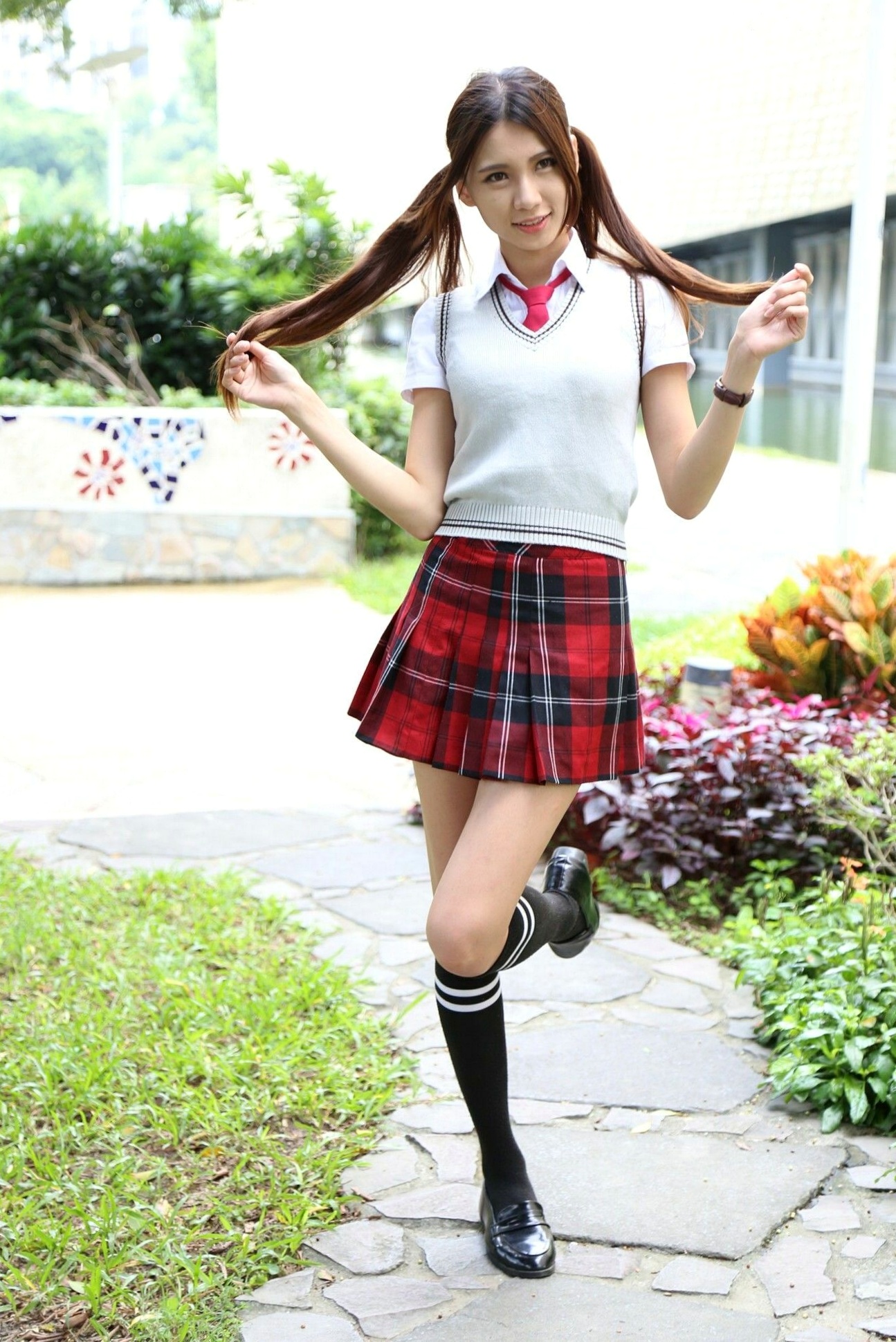 台湾正妹蔡译心Candice校园甜美风写真，红格子制服短裙尽显青春气息与修长美腿