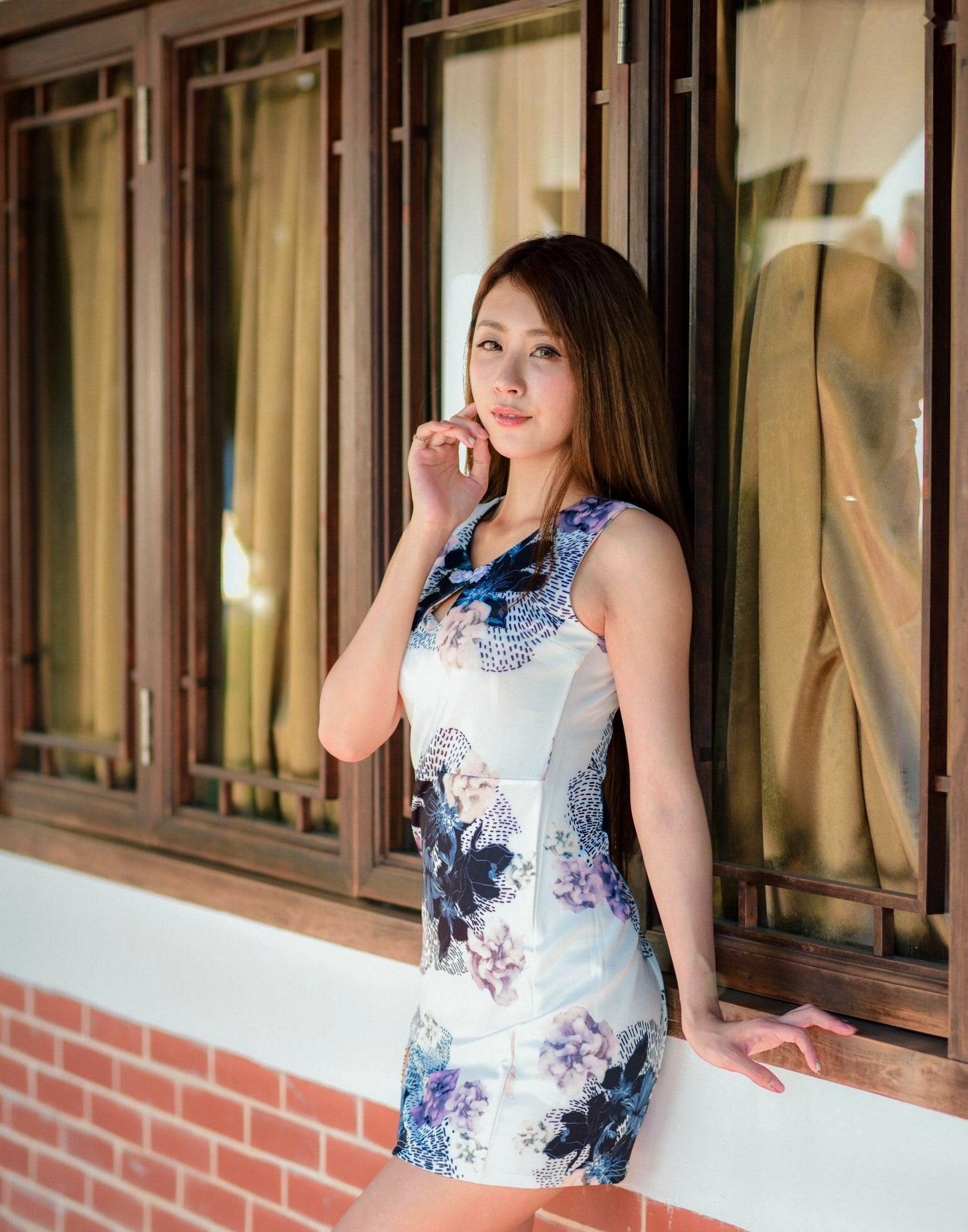 台湾正妹Miso夏晴：清新校服与古典旗袍，漫步中式园林的甜美初恋感写真