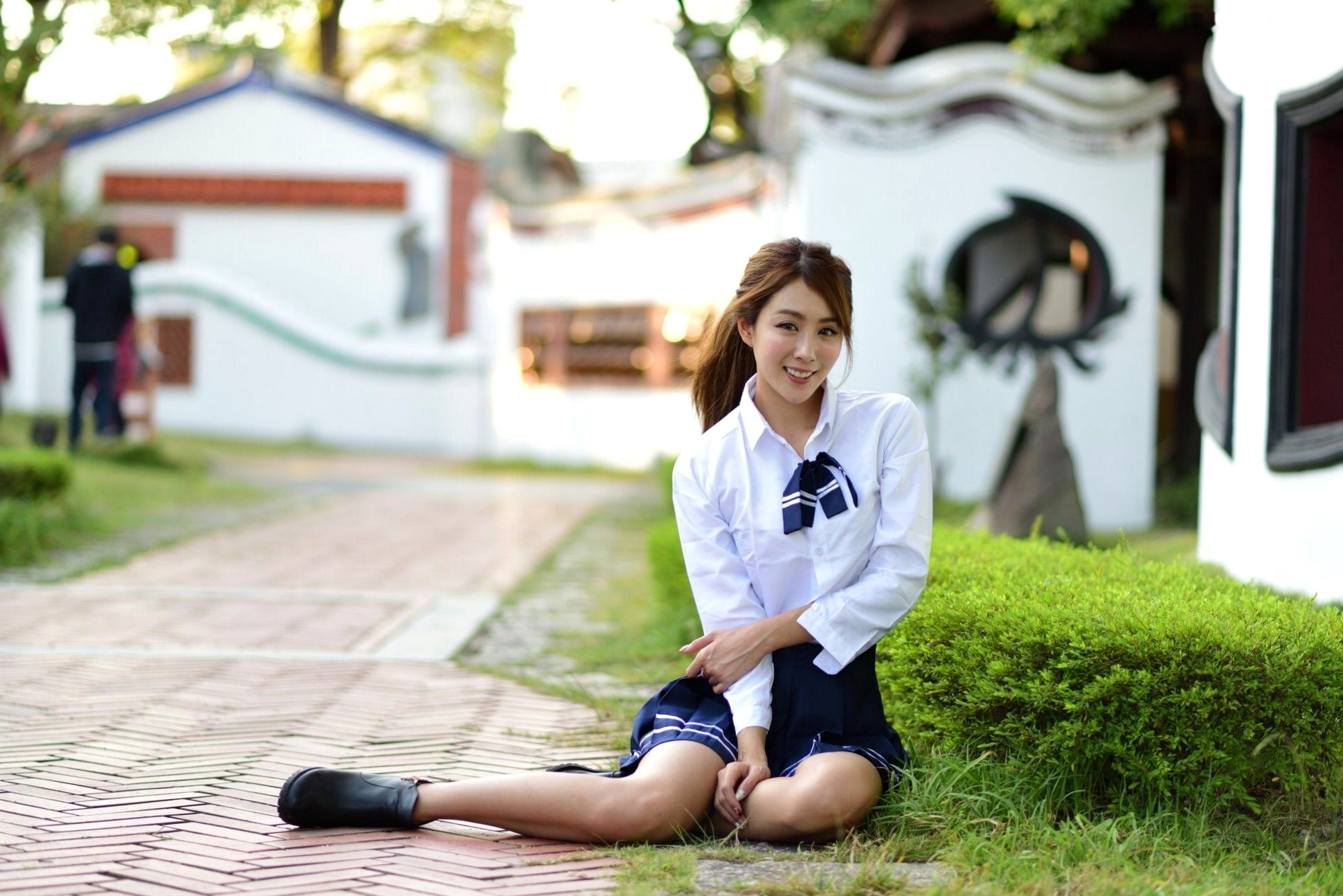 台湾正妹Miso夏晴：清新校服与古典旗袍，漫步中式园林的甜美初恋感写真
