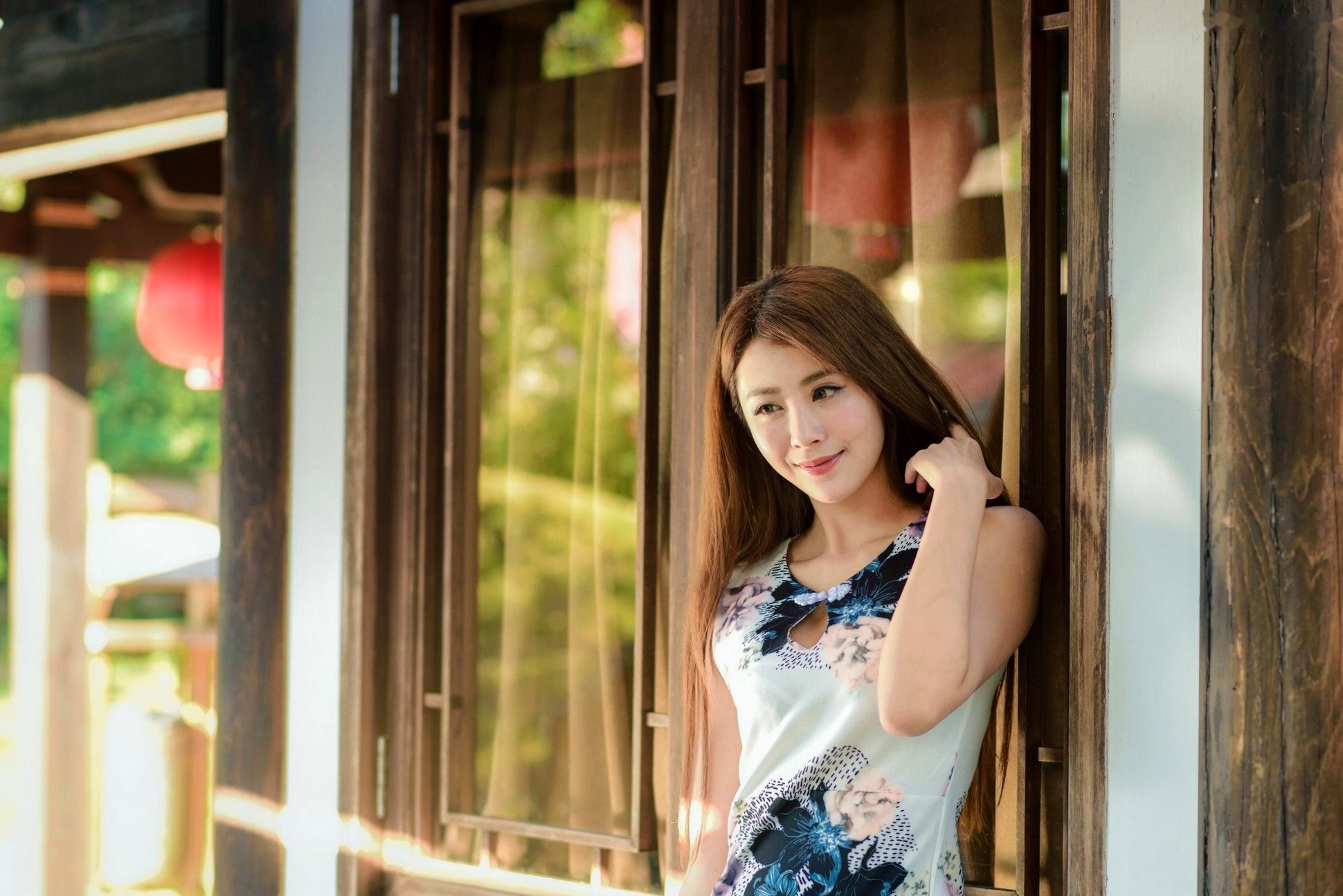 台湾正妹Miso夏晴：清新校服与古典旗袍，漫步中式园林的甜美初恋感写真