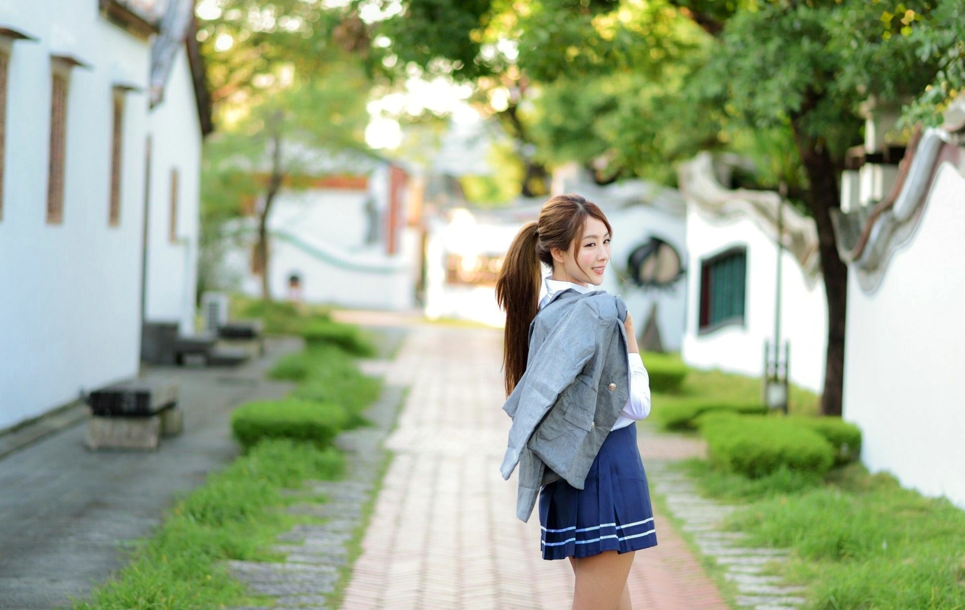 台湾正妹Miso夏晴：清新校服与古典旗袍，漫步中式园林的甜美初恋感写真