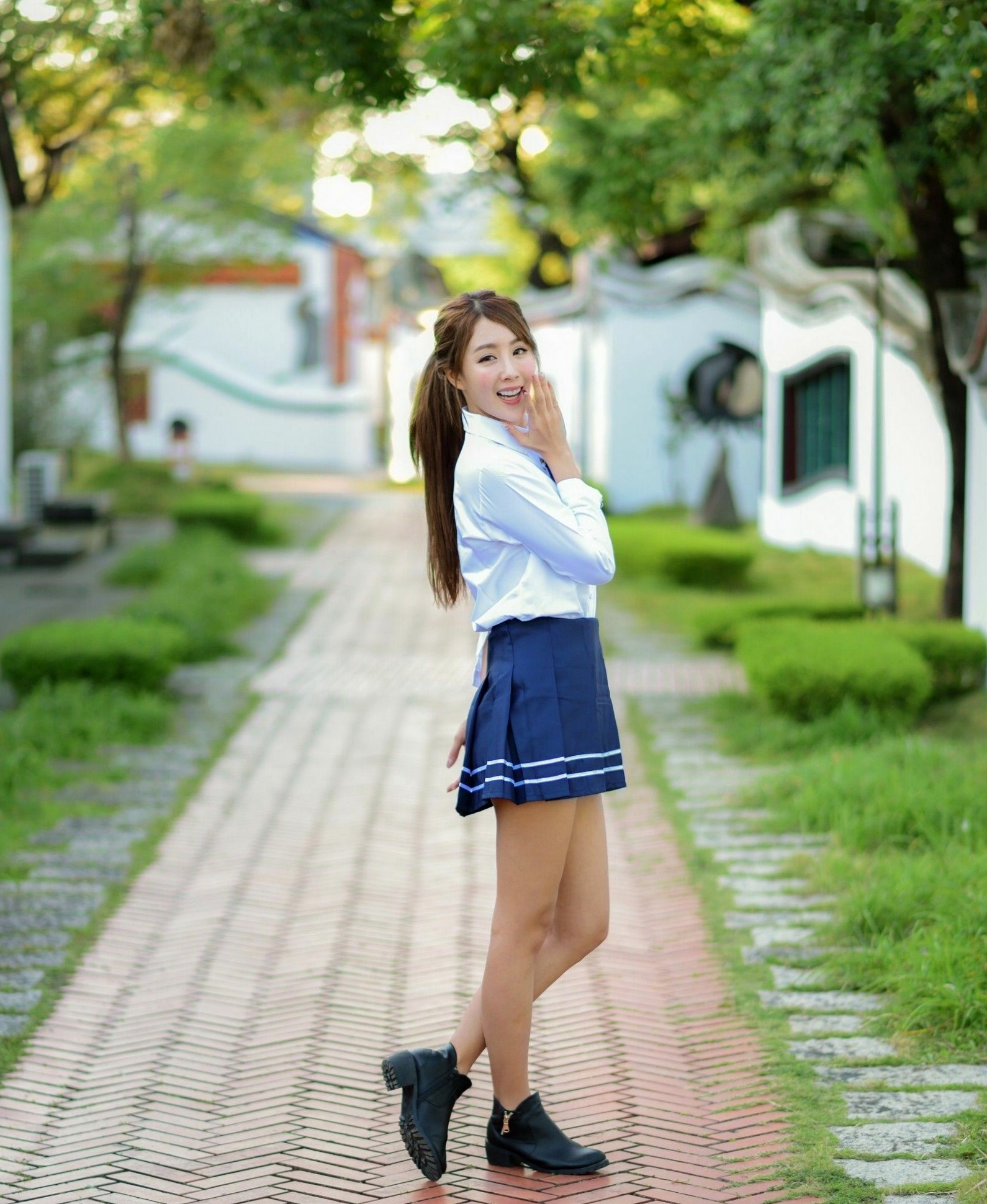 台湾正妹Miso夏晴：清新校服与古典旗袍，漫步中式园林的甜美初恋感写真
