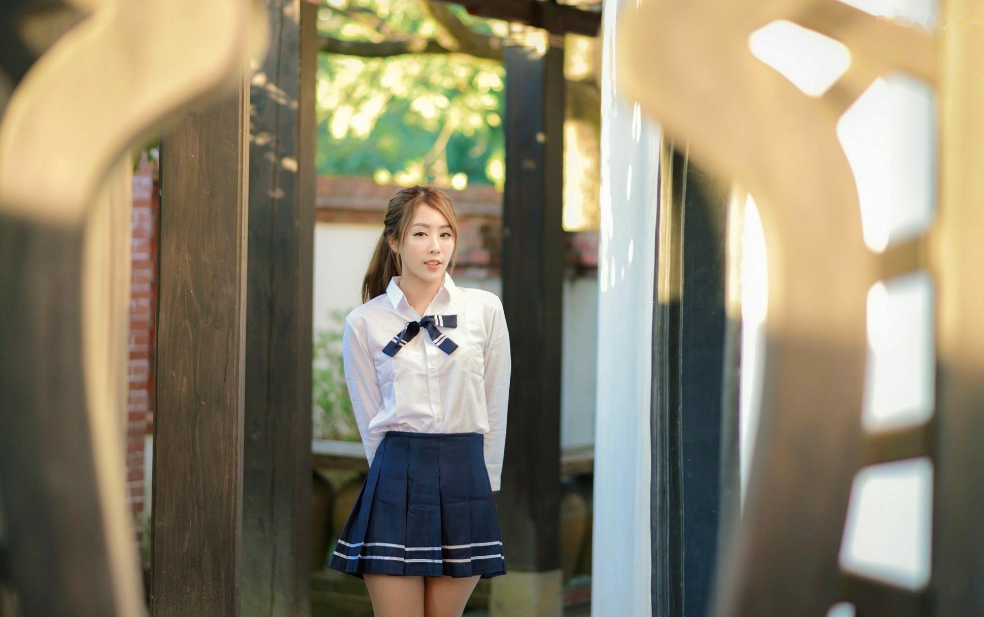台湾正妹Miso夏晴：清新校服与古典旗袍，漫步中式园林的甜美初恋感写真