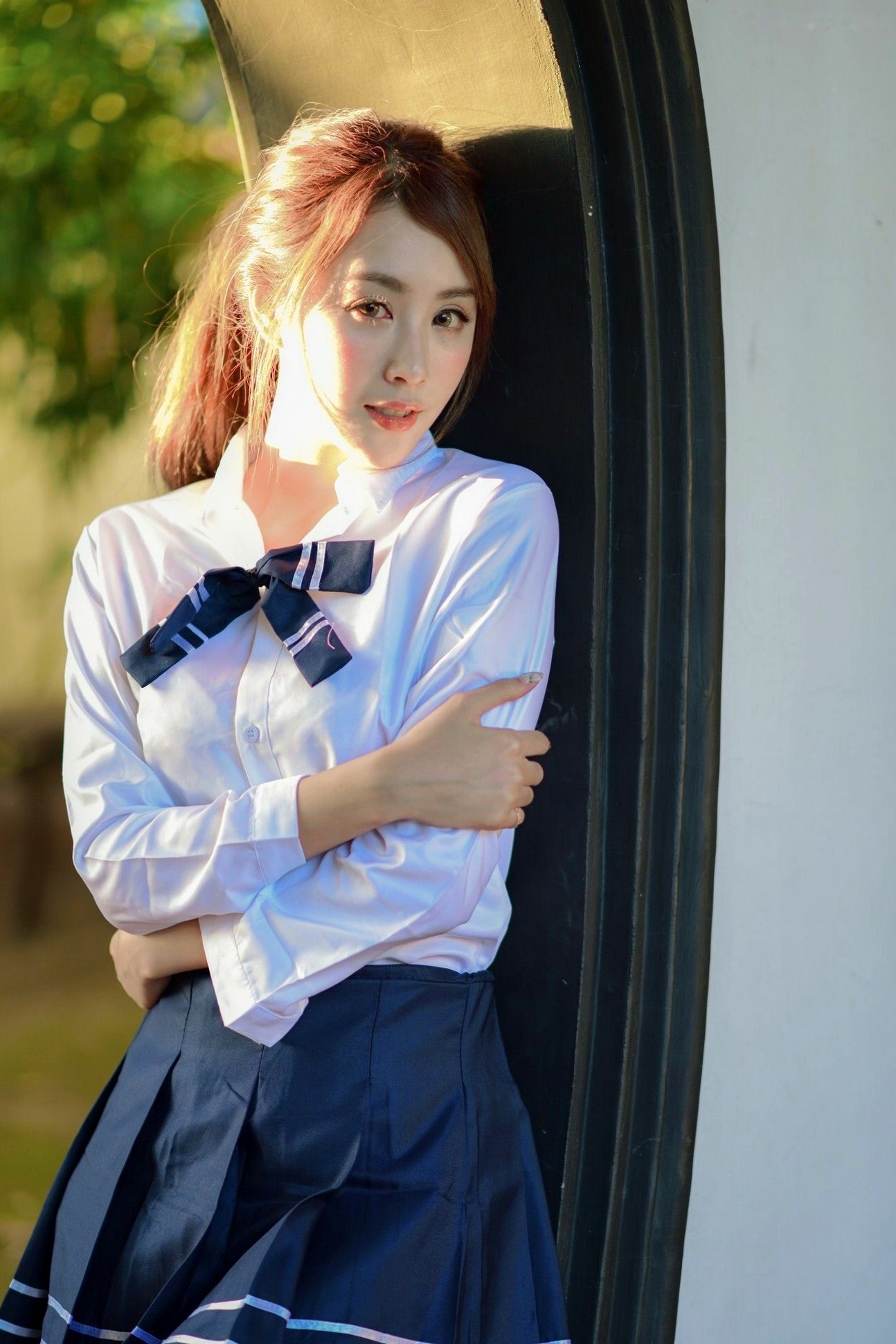 台湾正妹Miso夏晴：清新校服与古典旗袍，漫步中式园林的甜美初恋感写真