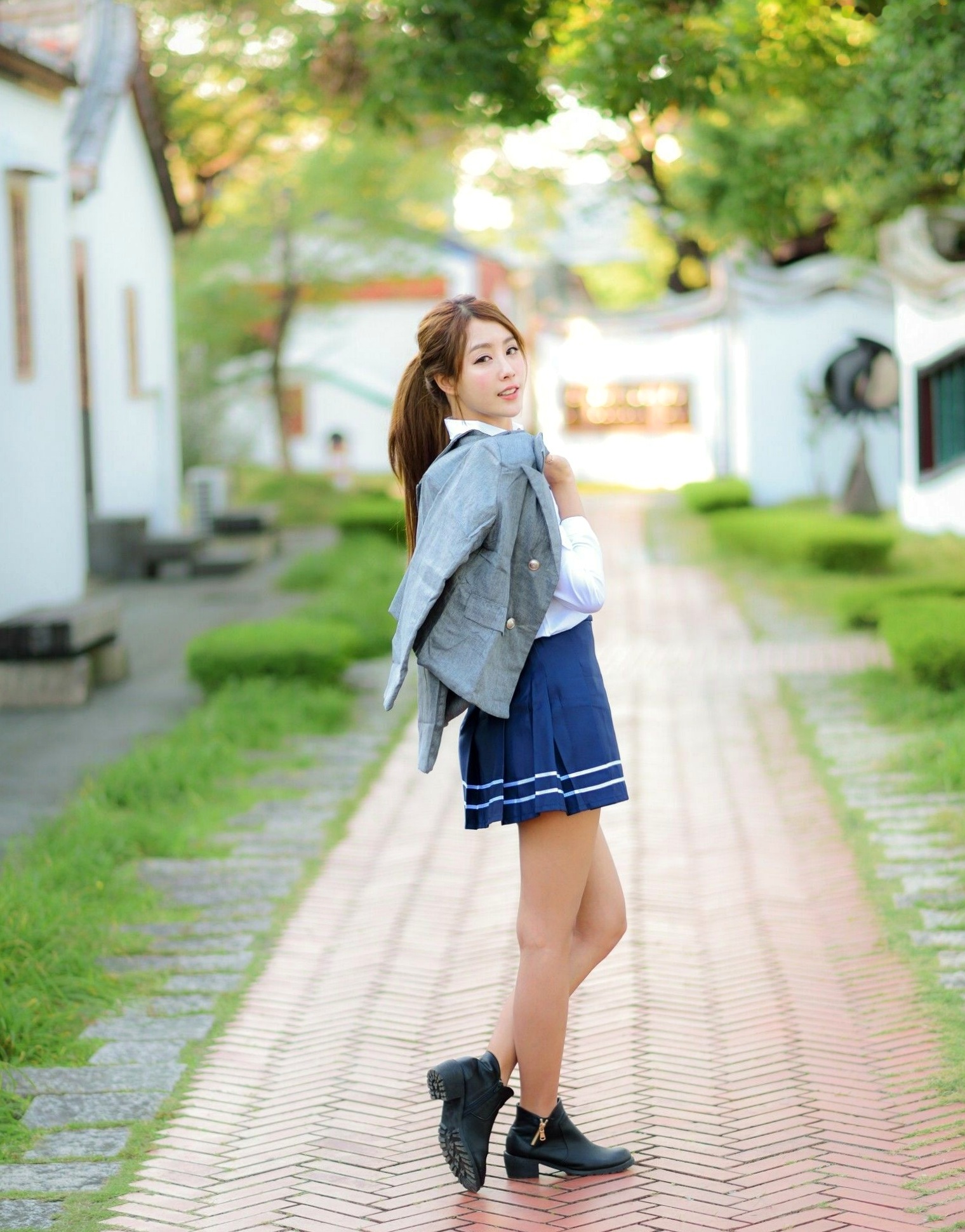 台湾正妹Miso夏晴：清新校服与古典旗袍，漫步中式园林的甜美初恋感写真