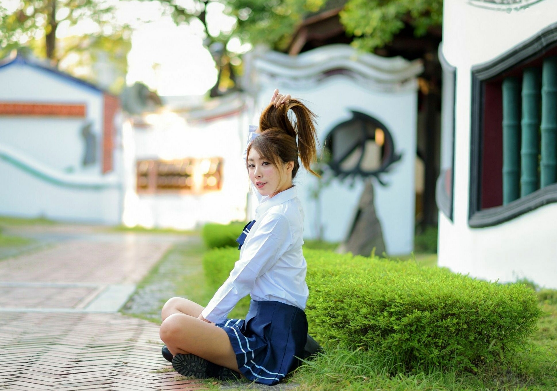 台湾正妹Miso夏晴：清新校服与古典旗袍，漫步中式园林的甜美初恋感写真