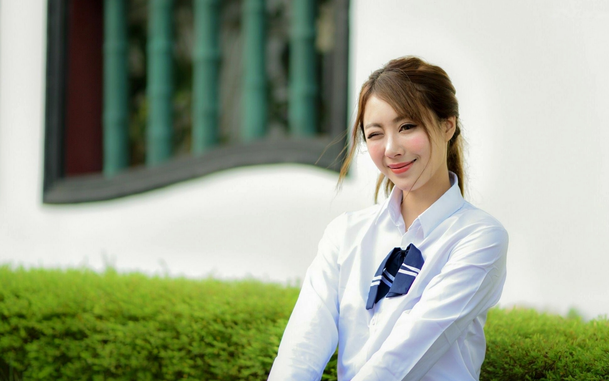 台湾正妹Miso夏晴：清新校服与古典旗袍，漫步中式园林的甜美初恋感写真