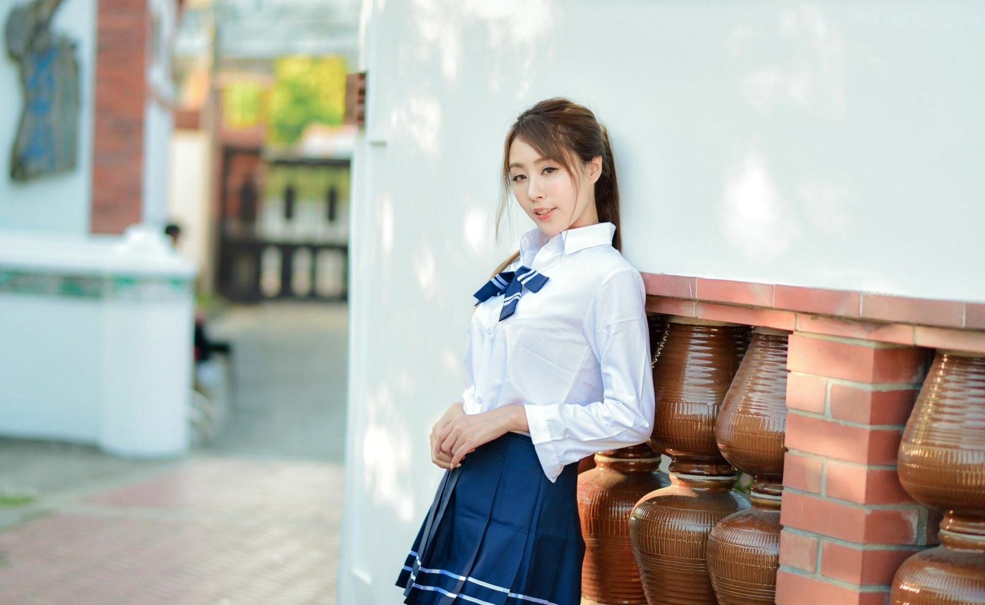 台湾正妹Miso夏晴：清新校服与古典旗袍，漫步中式园林的甜美初恋感写真
