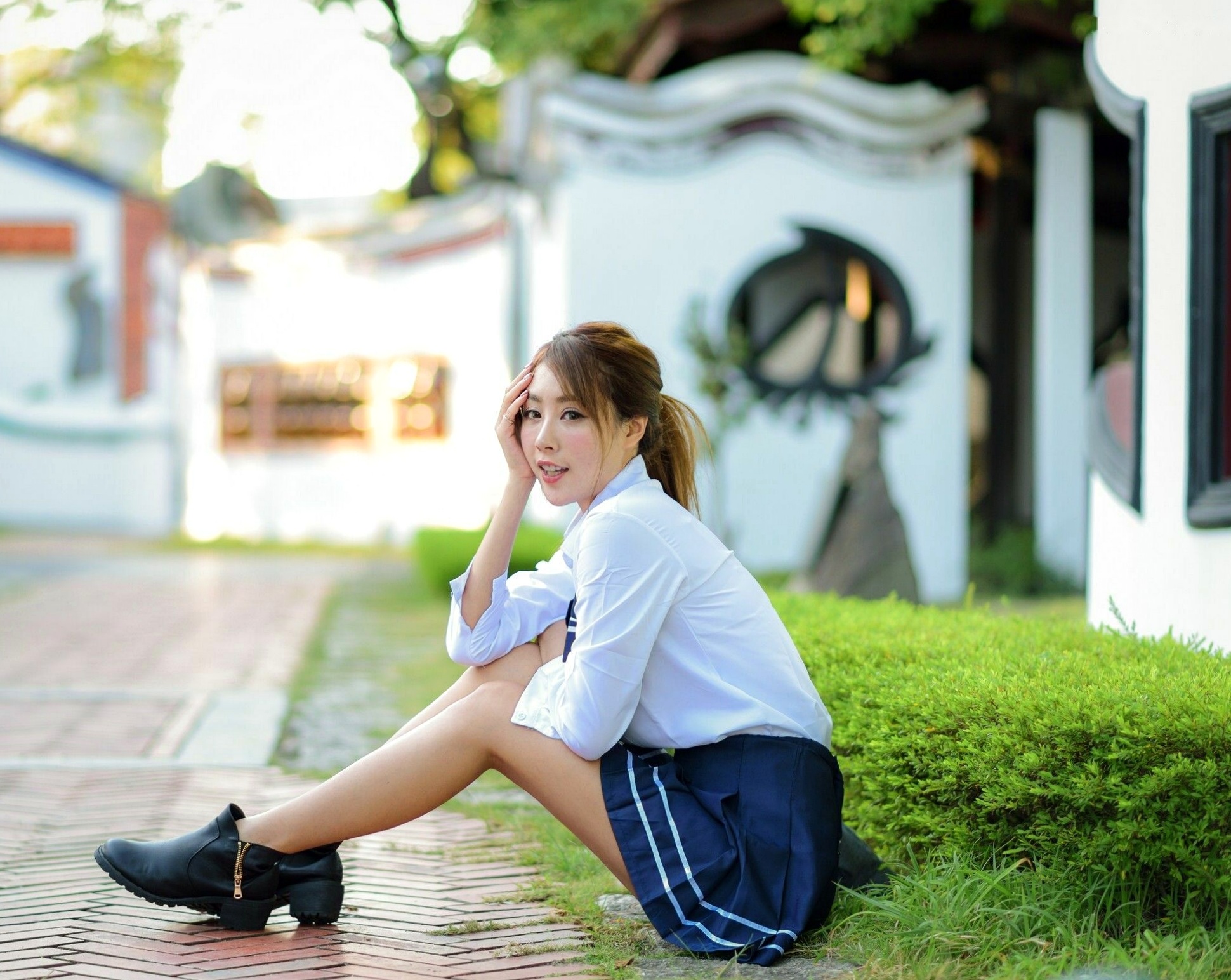 台湾正妹Miso夏晴：清新校服与古典旗袍，漫步中式园林的甜美初恋感写真
