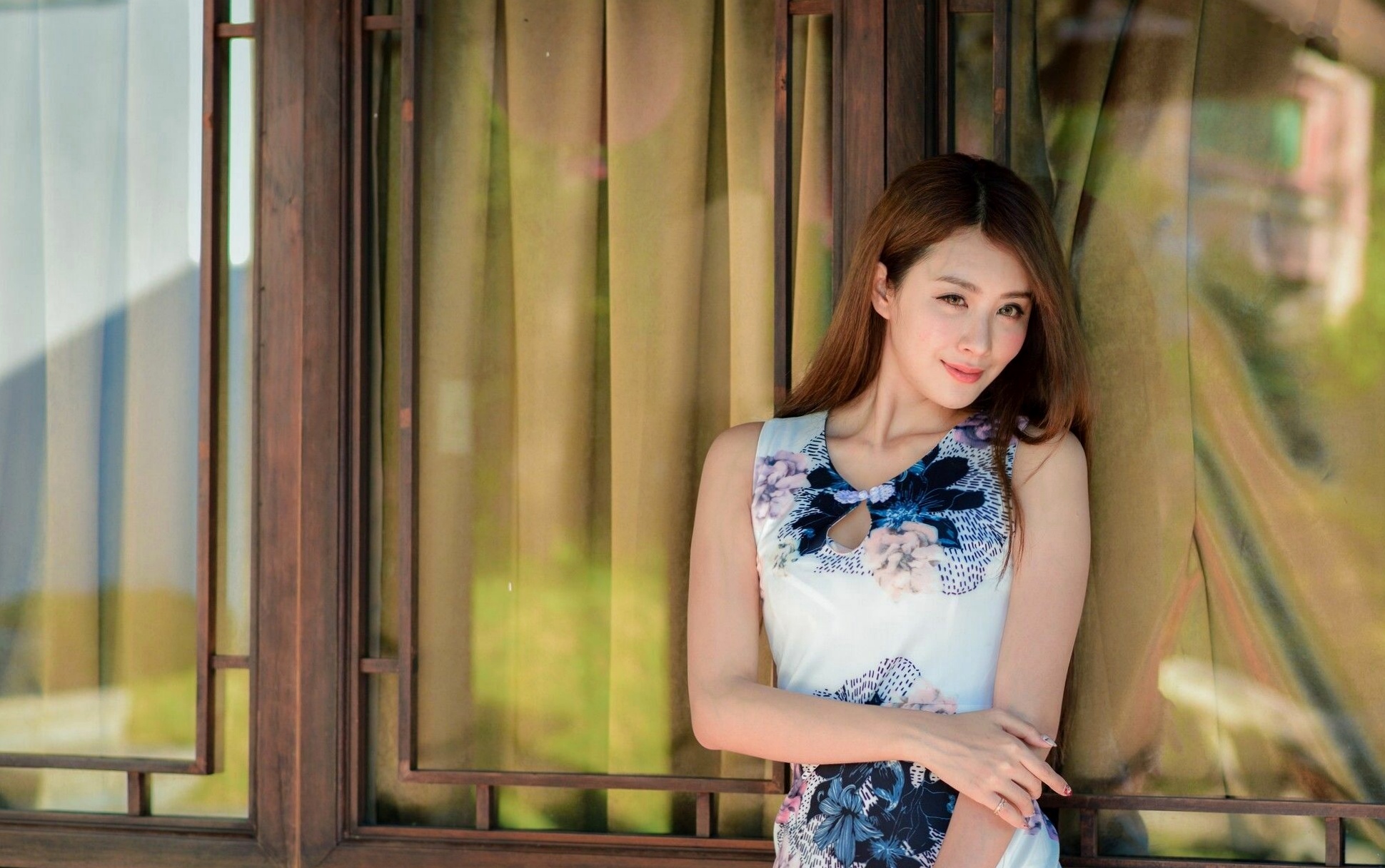 台湾正妹Miso夏晴：清新校服与古典旗袍，漫步中式园林的甜美初恋感写真