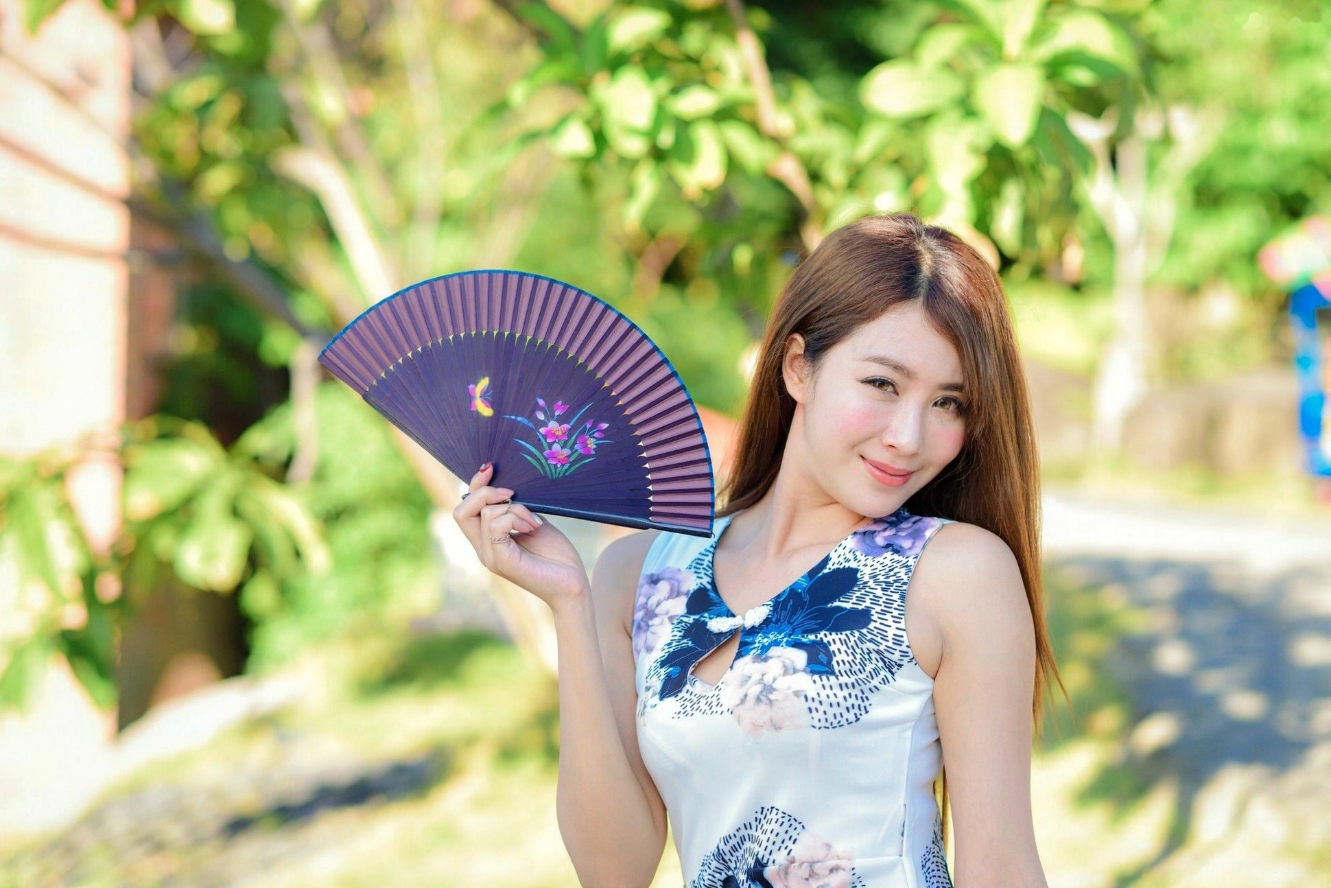 台湾正妹Miso夏晴：清新校服与古典旗袍，漫步中式园林的甜美初恋感写真