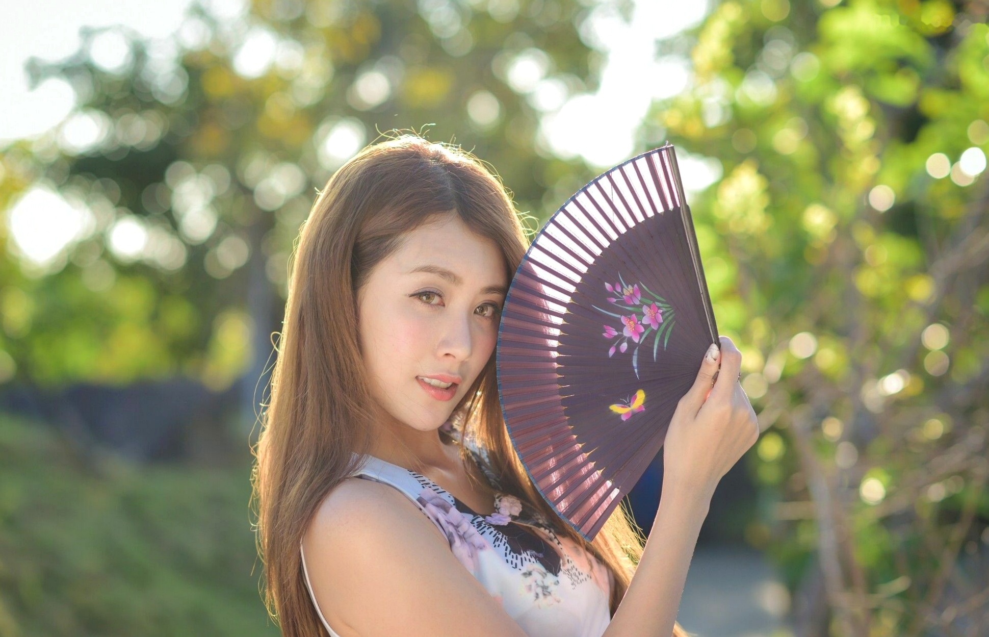 台湾正妹Miso夏晴：清新校服与古典旗袍，漫步中式园林的甜美初恋感写真