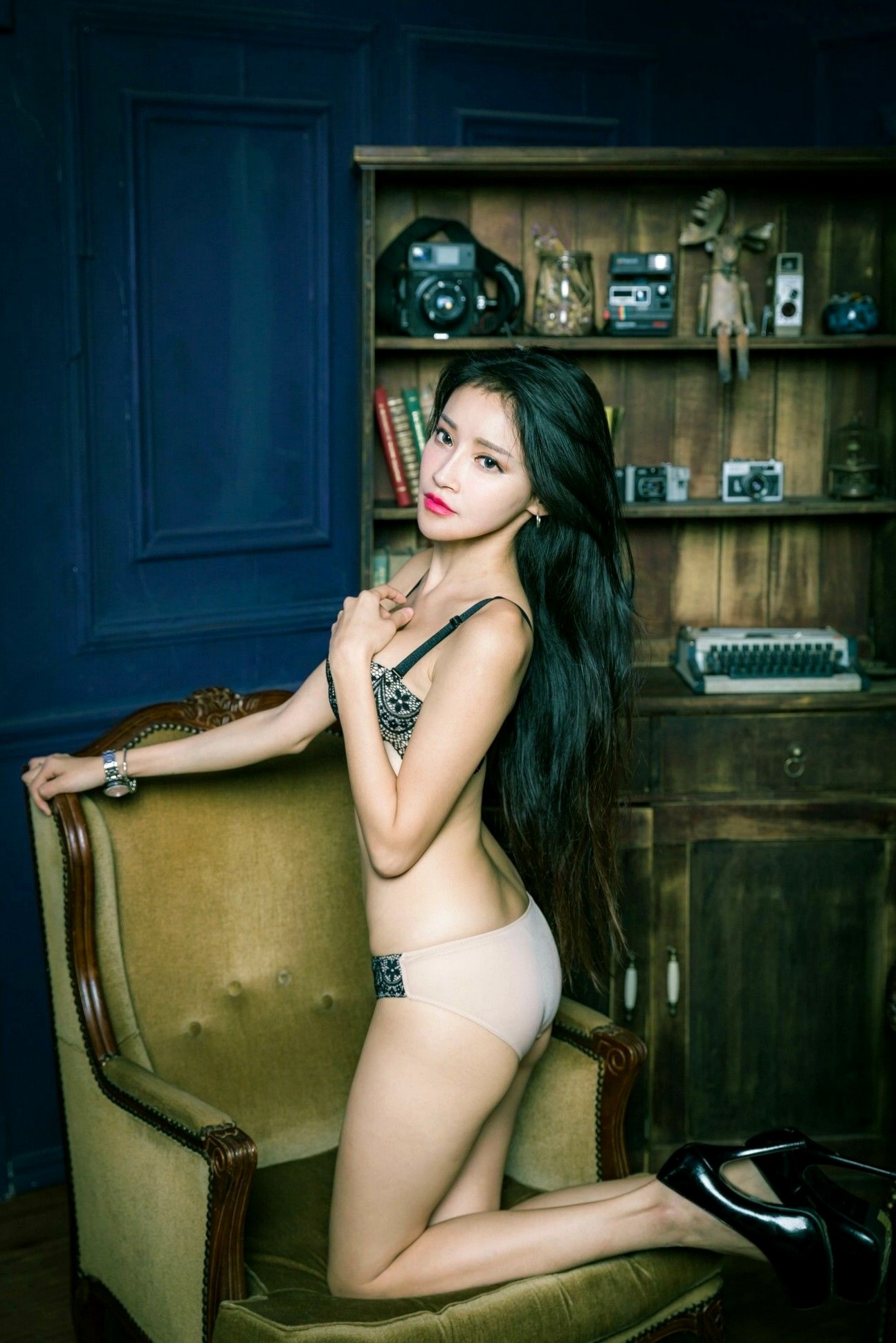 Gallery - 台湾正妹詹艾葳Avril极致诱惑写真，精品内衣搭配吊带白丝，奢华家居室内大片性感诱惑丝袜内衣私房照 女神私房照_秀色女神 - image 67