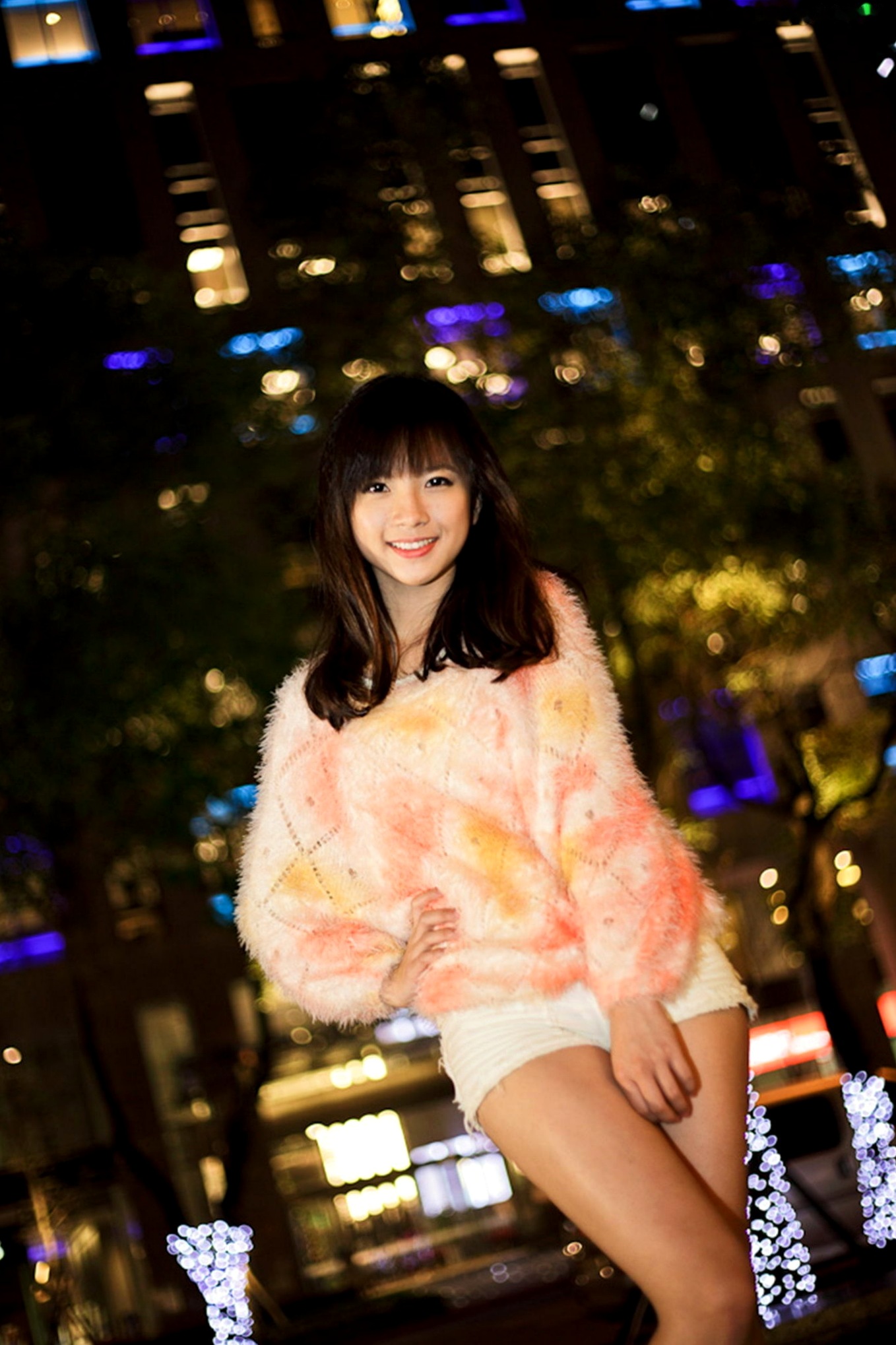 Gallery - 台湾正妹虞成敬(小敬)《信义商区圣诞节夜拍》清纯街拍写真集，圣诞节日氛围感拉满，治愈系甜美笑容迷人台湾街拍清新治愈系女神 女神私房照_秀色女神 - image 27