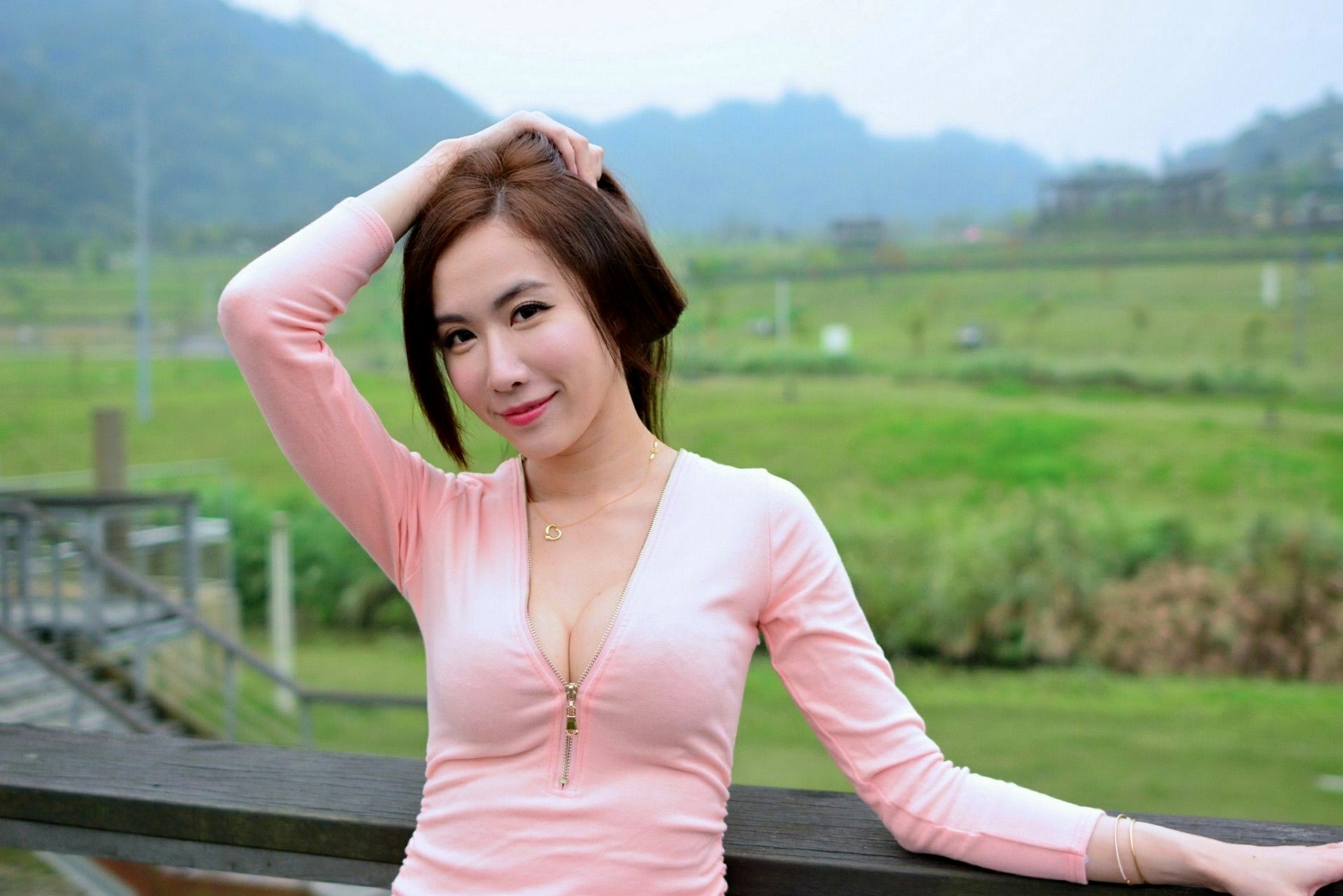 Gallery - 台湾正妹Dora妍希《山水绿户外》清新写真，甜美御姐多套穿搭尽显修长美腿与性感身材台湾性感气质户外女神 女神私房照_秀色女神 - image 1