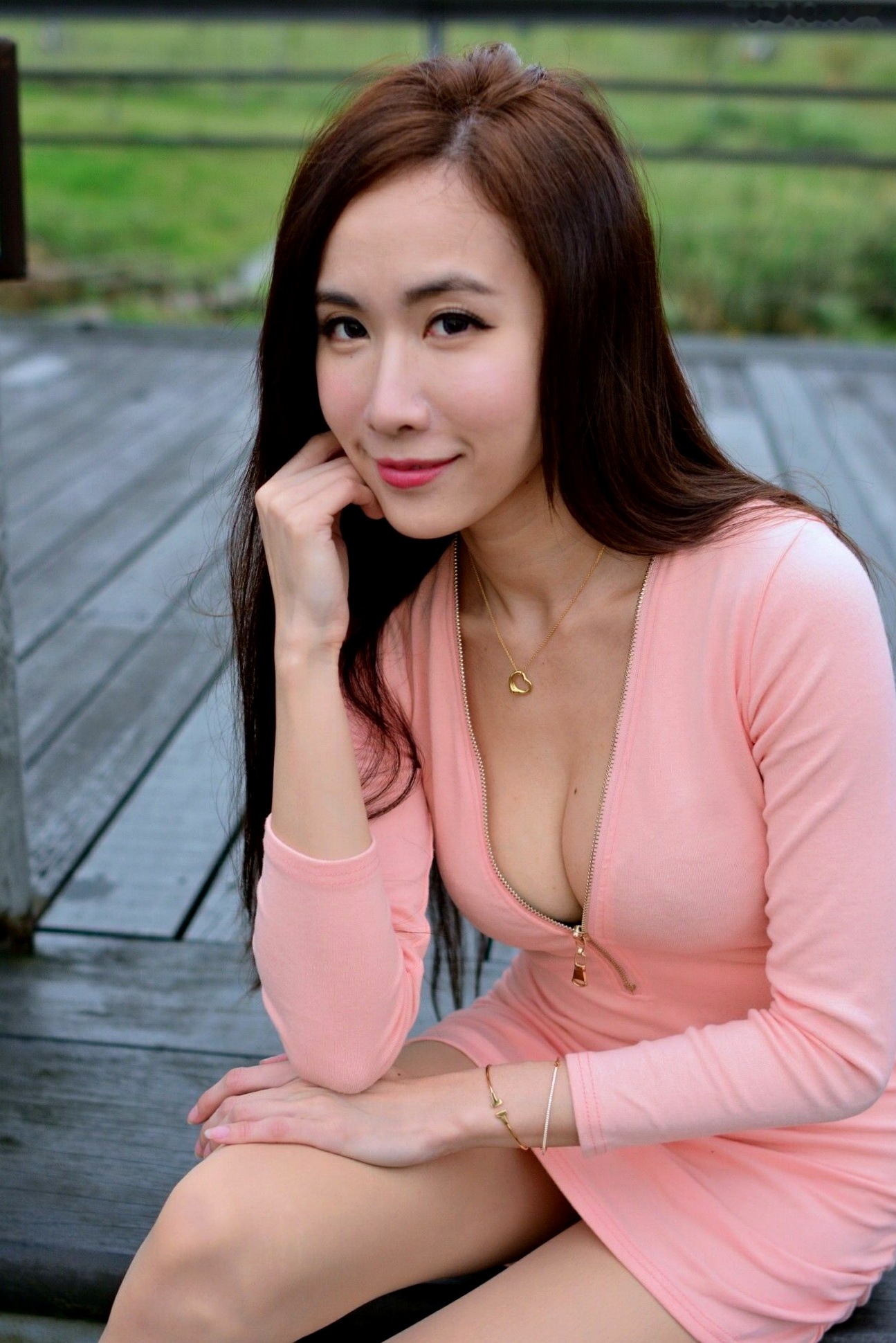 Gallery - 台湾正妹Dora妍希《山水绿户外》清新写真，甜美御姐多套穿搭尽显修长美腿与性感身材台湾性感气质户外女神 女神私房照_秀色女神 - image 6