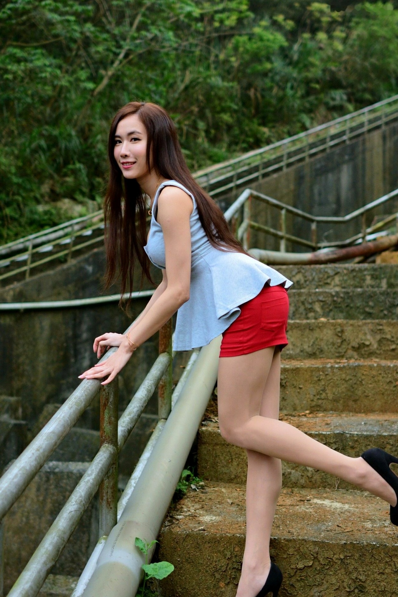 Gallery - 台湾正妹Dora妍希《山水绿户外》清新写真，甜美御姐多套穿搭尽显修长美腿与性感身材台湾性感气质户外女神 女神私房照_秀色女神 - image 26