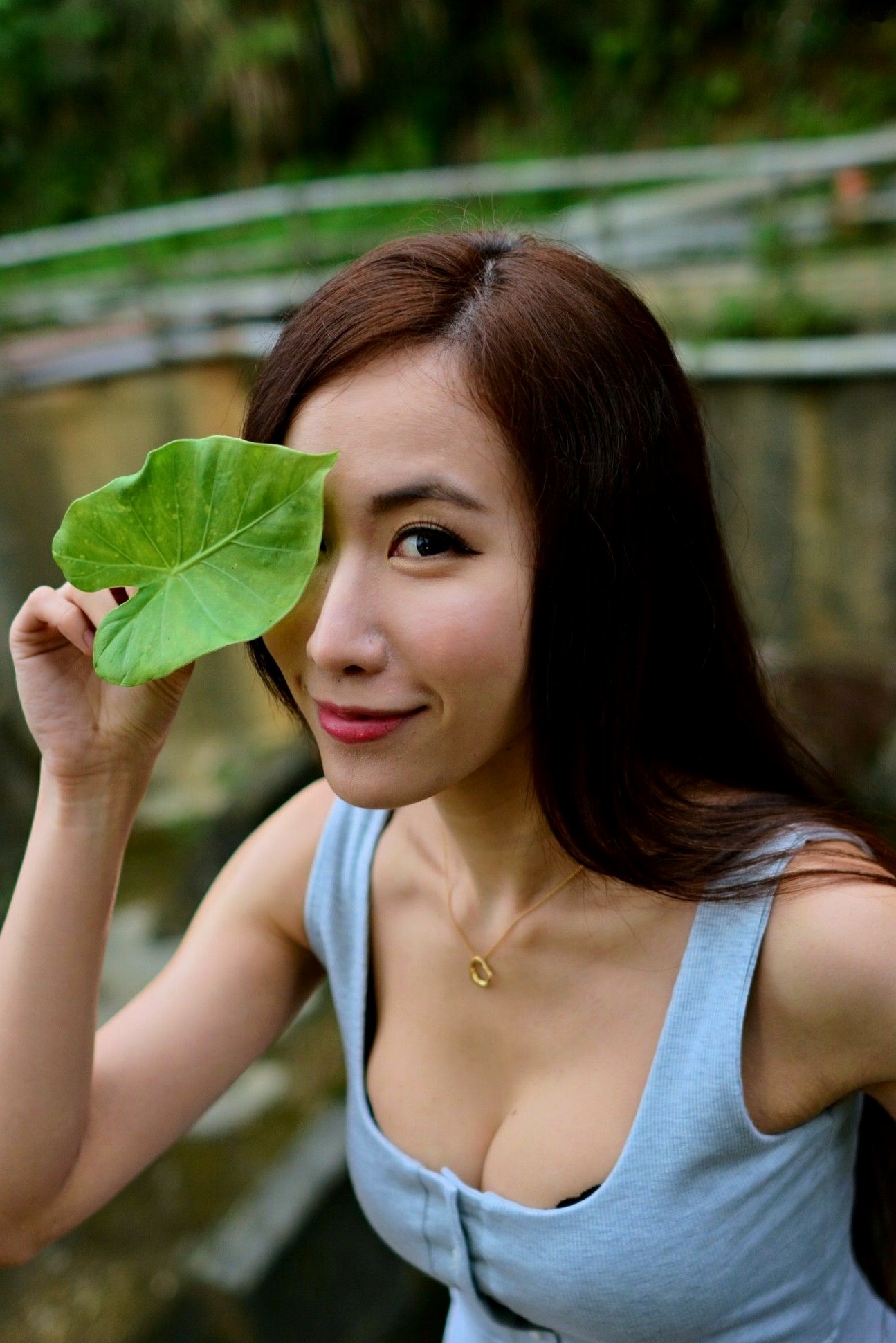 Gallery - 台湾正妹Dora妍希《山水绿户外》清新写真，甜美御姐多套穿搭尽显修长美腿与性感身材台湾性感气质户外女神 女神私房照_秀色女神 - image 29