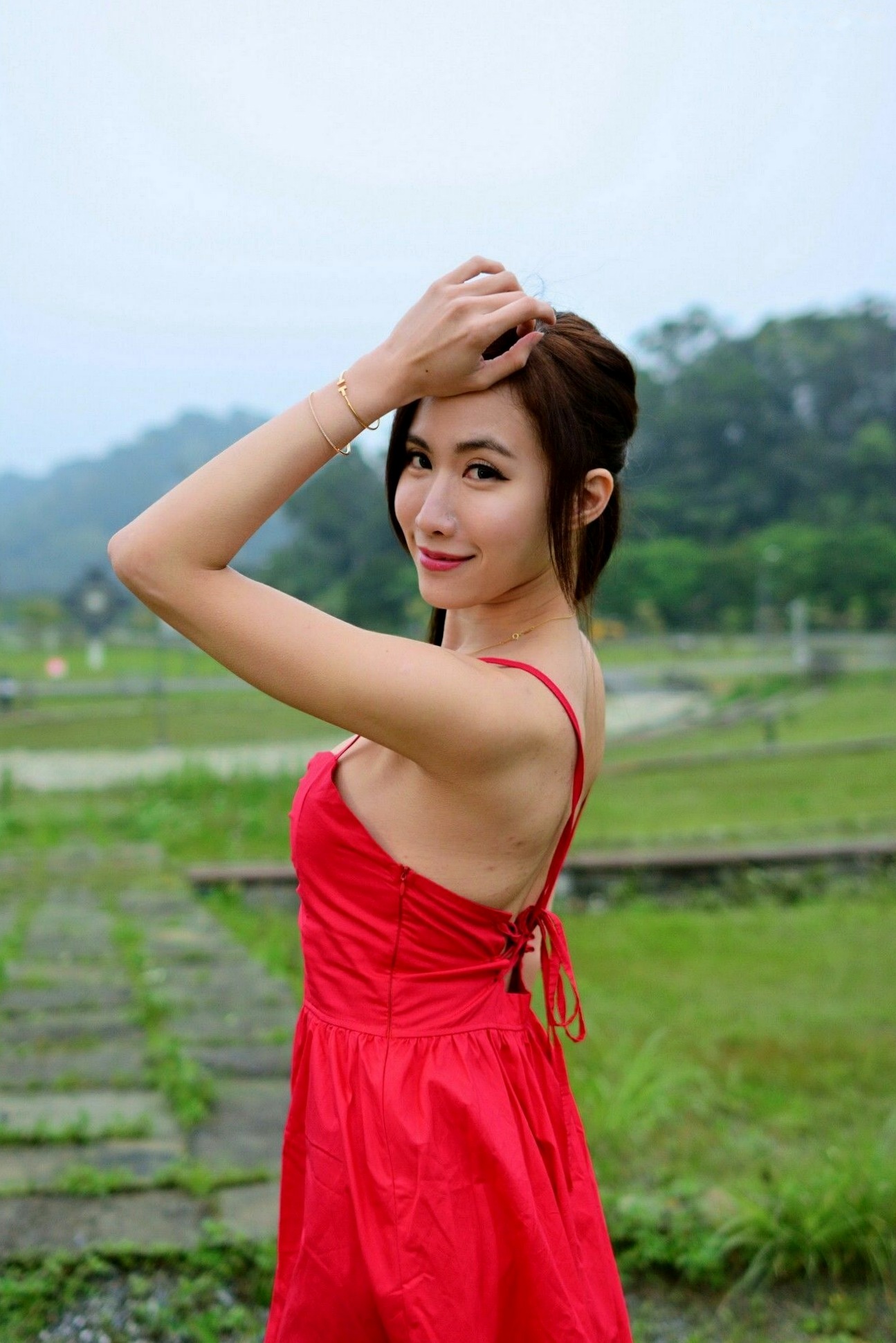 Gallery - 台湾正妹Dora妍希《山水绿户外》清新写真，甜美御姐多套穿搭尽显修长美腿与性感身材台湾性感气质户外女神 女神私房照_秀色女神 - image 38