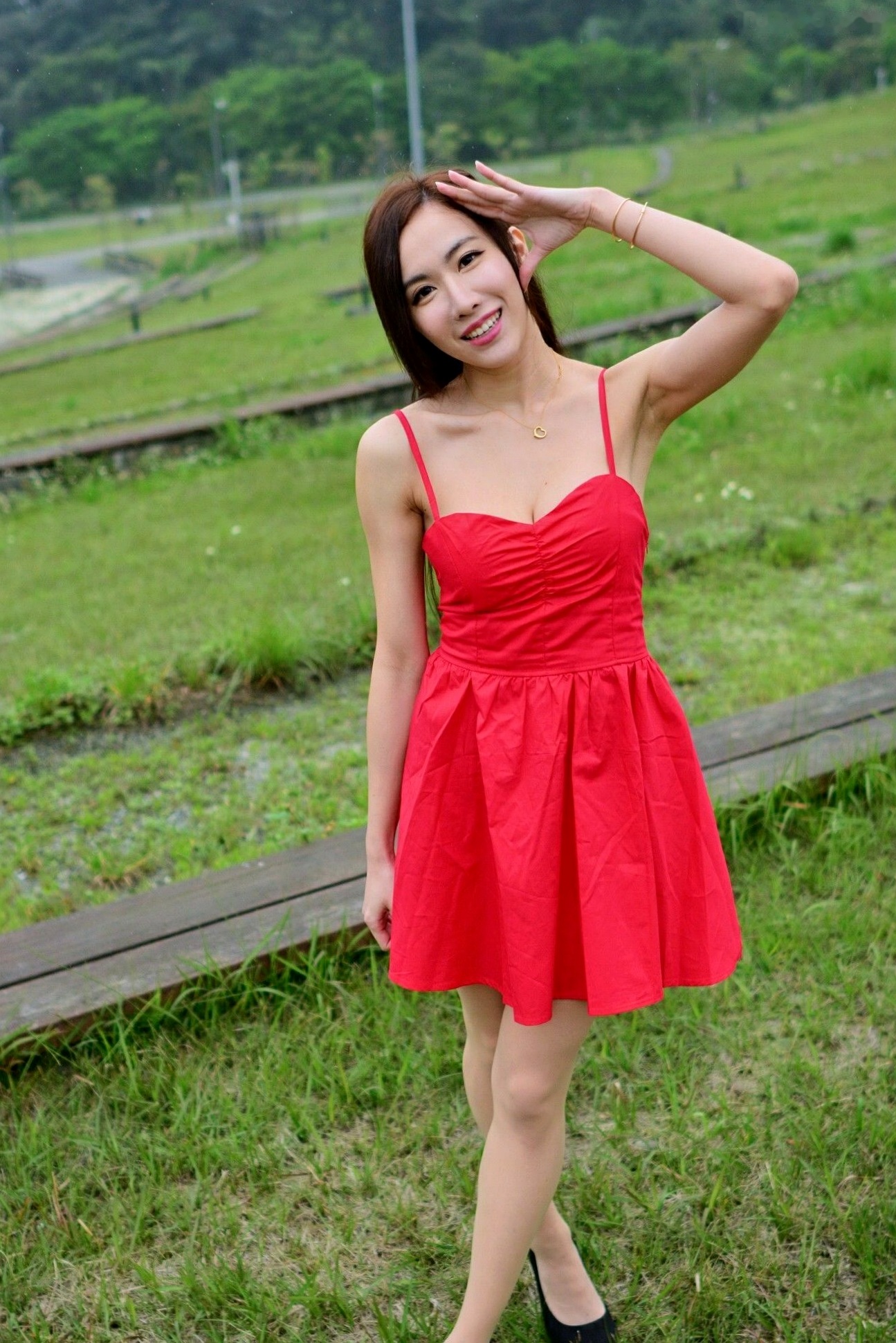 Gallery - 台湾正妹Dora妍希《山水绿户外》清新写真，甜美御姐多套穿搭尽显修长美腿与性感身材台湾性感气质户外女神 女神私房照_秀色女神 - image 40