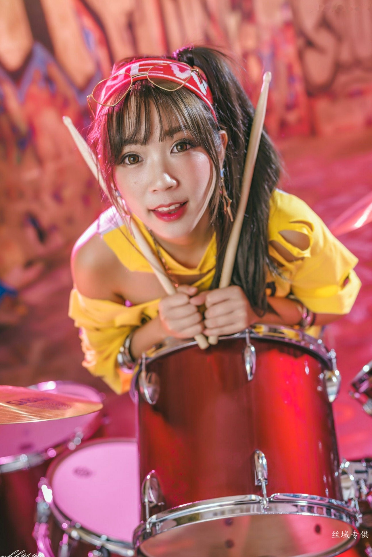 Gallery - 台湾正妹萨琳嘻哈潮流写真：黄色破洞T恤与渔网袜的狂野碰撞，个性架子鼓演绎街头运动风台湾性感诱惑街拍私房照 女神私房照_秀色女神 - image 24