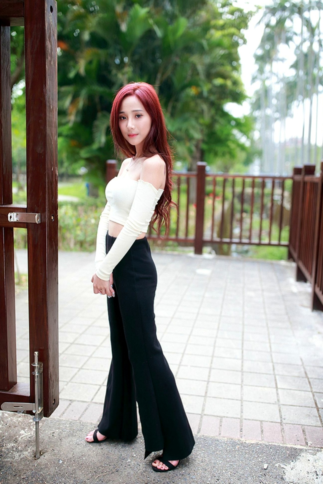 Gallery - 台湾正妹雨玄士林官邸户外写真，清新甜美风氧气少女，气质温柔治愈系人像 [83P]台湾户外气质清新治愈系 女神私房照_秀色女神 - image 23