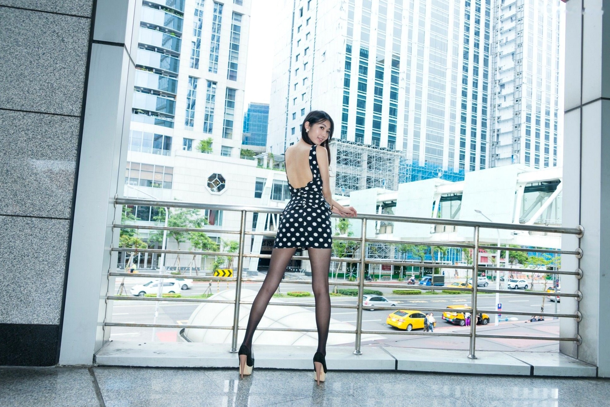Gallery - 台湾正妹小梵户外都市写真_黑丝波点短裙高跟鞋诱惑气质套图[37P]台湾街拍丝袜美腿气质 女神私房照_秀色女神 - image 5