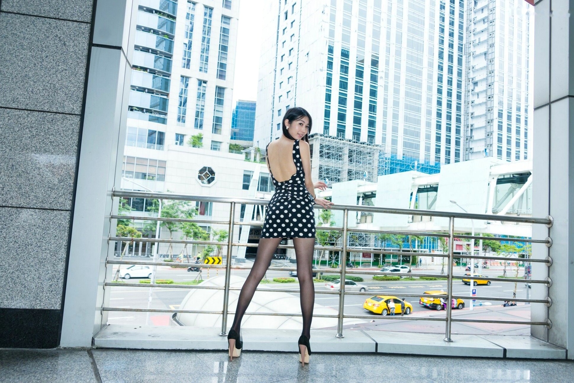 Gallery - 台湾正妹小梵户外都市写真_黑丝波点短裙高跟鞋诱惑气质套图[37P]台湾街拍丝袜美腿气质 女神私房照_秀色女神 - image 10