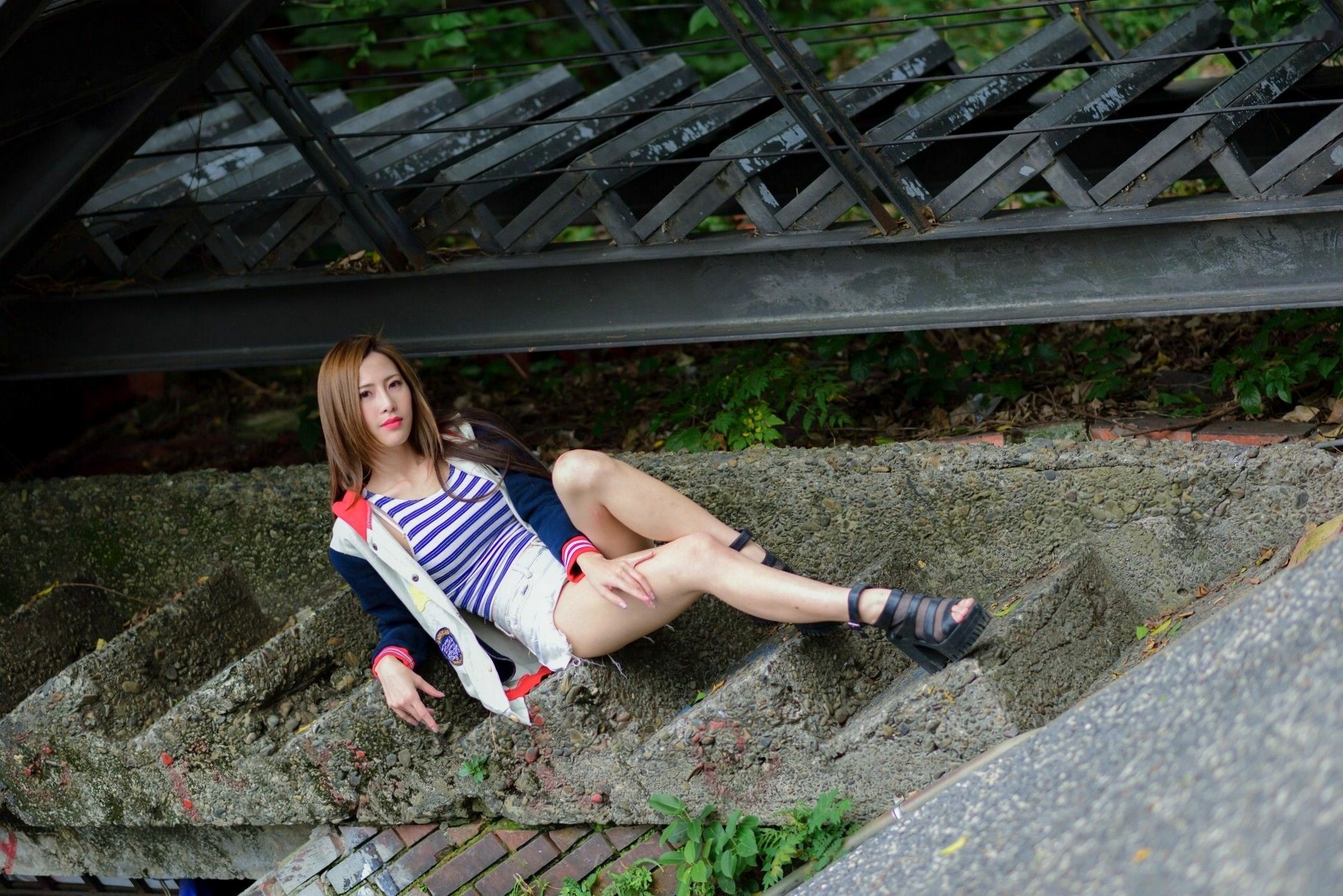 台湾正妹黄艾比Abbie时尚街拍写真，都市修长美腿风采与百变潮流穿搭魅力 [45P]